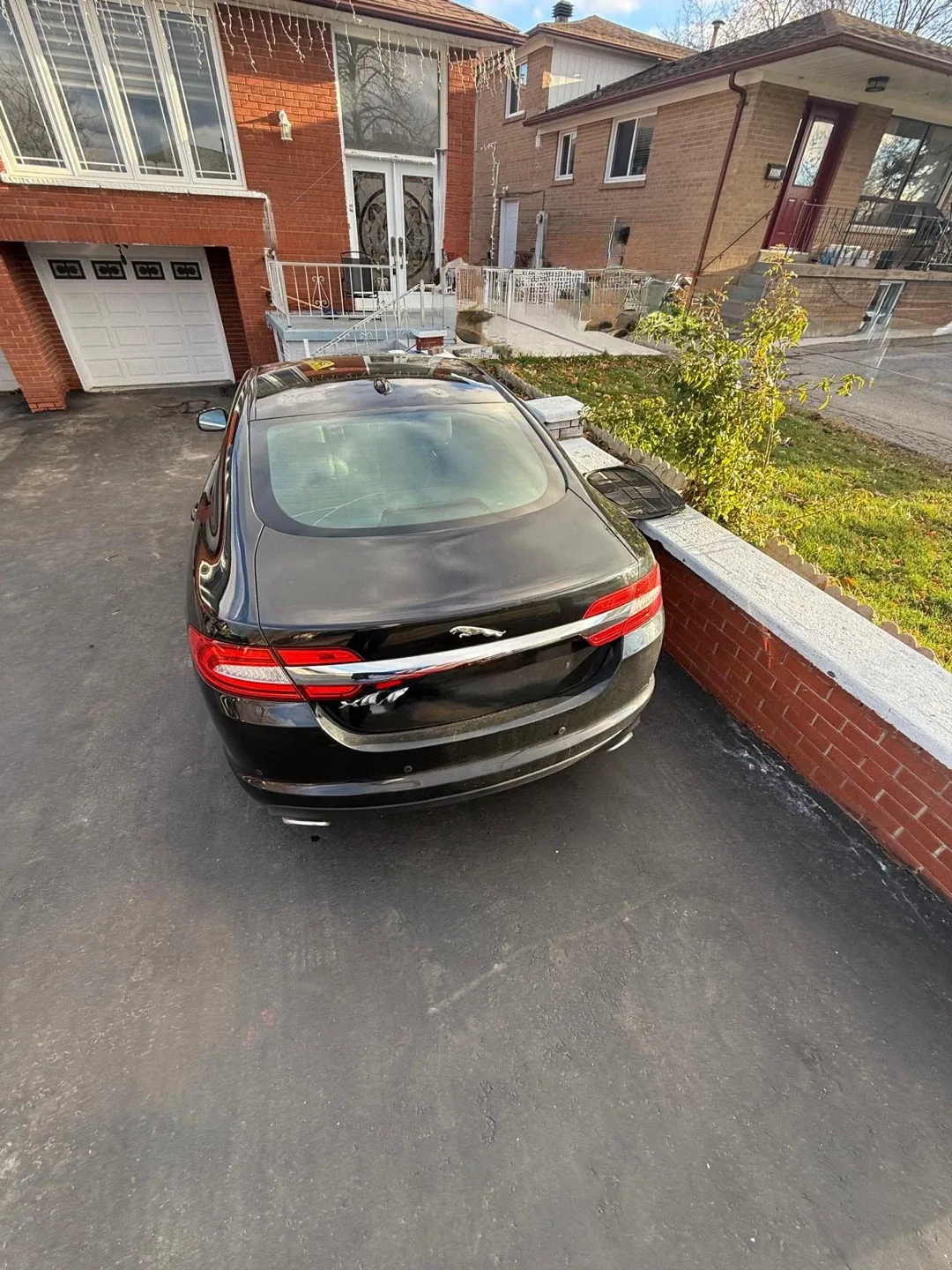 Black Jaguar XF Sedan image indicator(4)