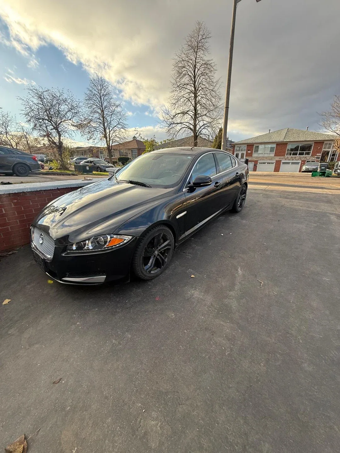 Black Jaguar XF Sedan image indicator(2)