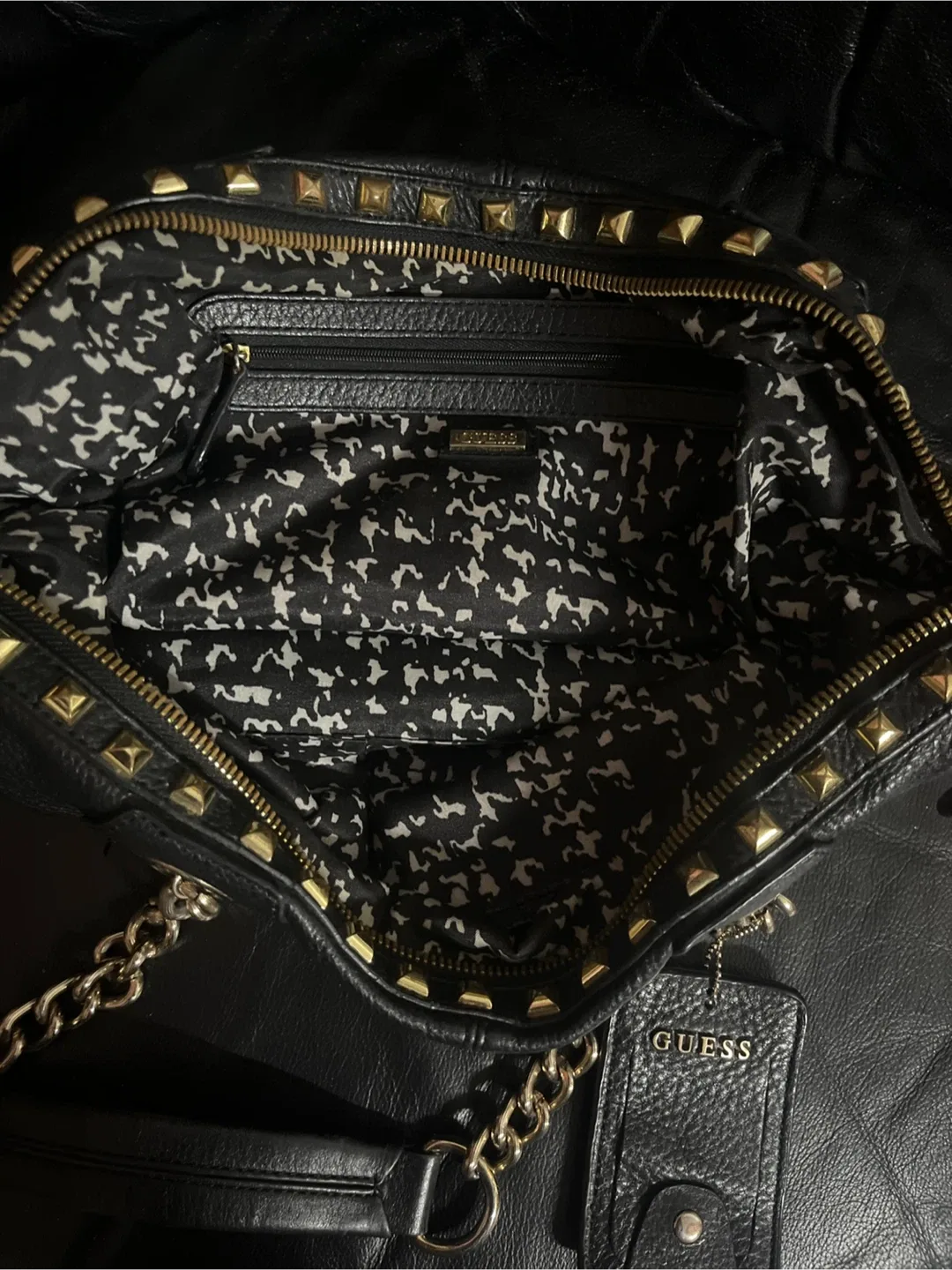 Guess Black Shoulder Bag image indicator(9)