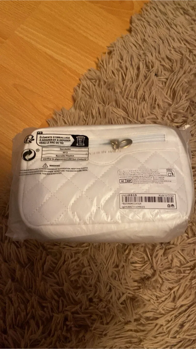 White & Black Fashion Bags image indicator(2)