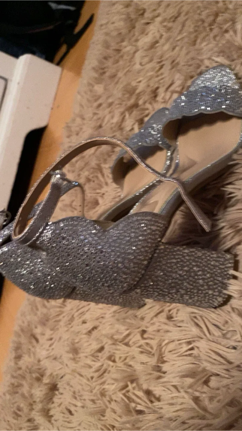 Silver Sparkly Sandals Size 8 image indicator(2)