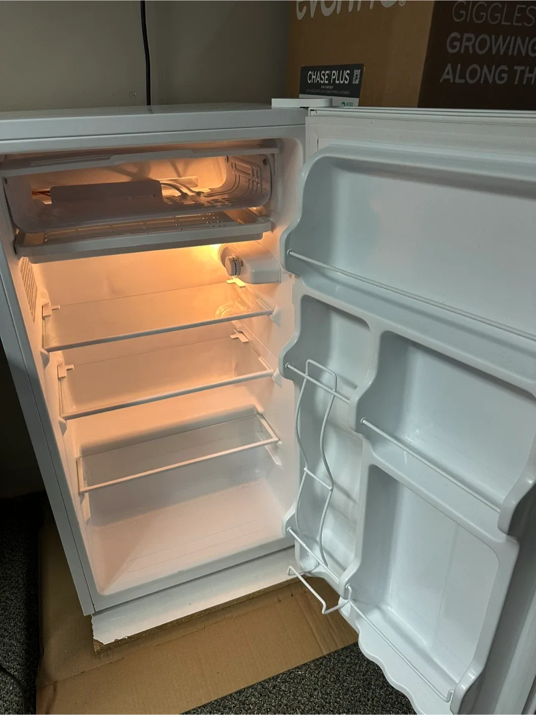 Master Chef Mini Fridge - White image indicator(2)