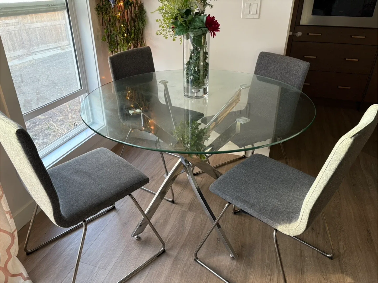 Glass Round Dining Table with 4 Grey Chairs
