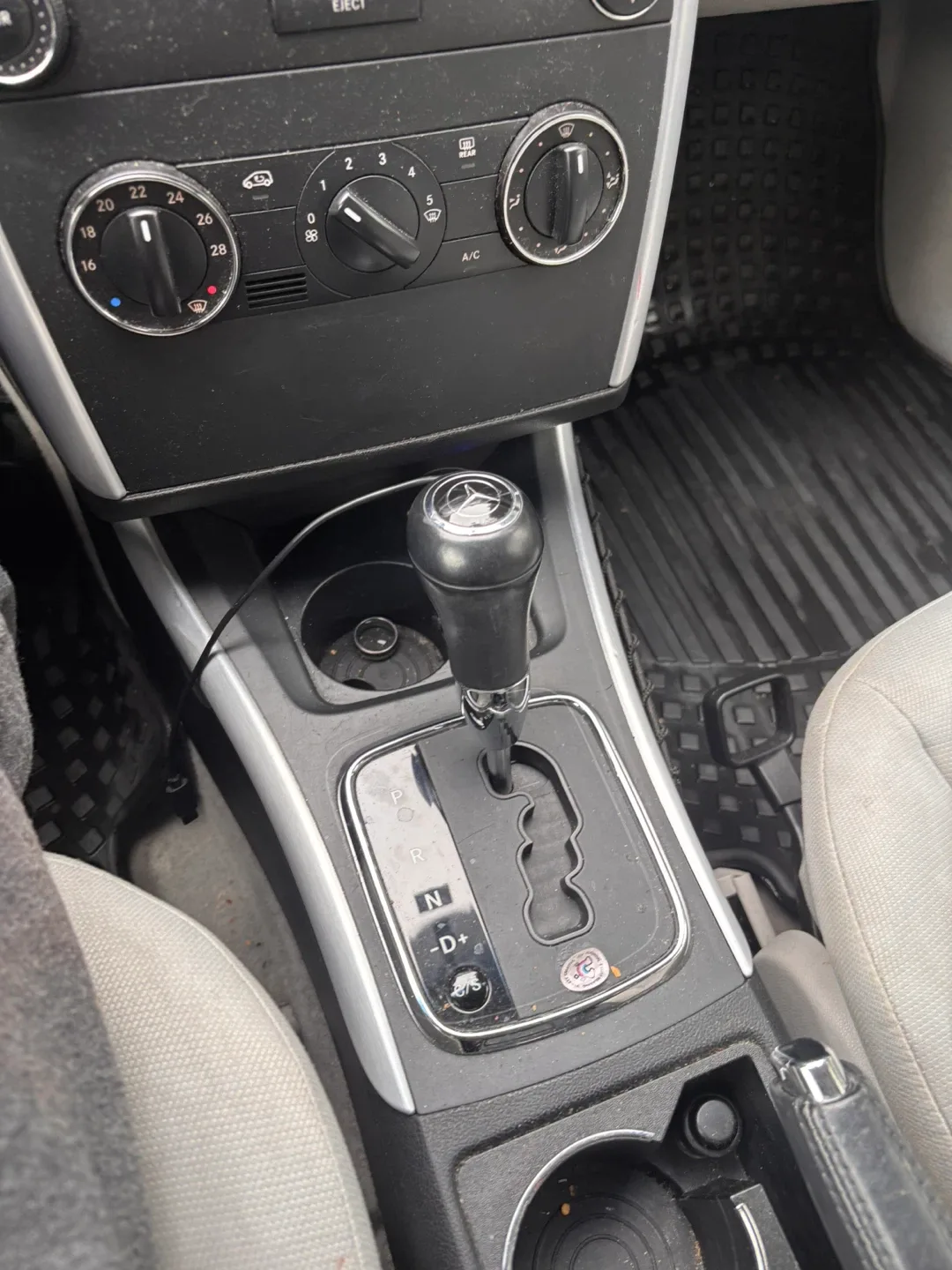 Mercedes-Benz B200 - Blue image indicator(4)