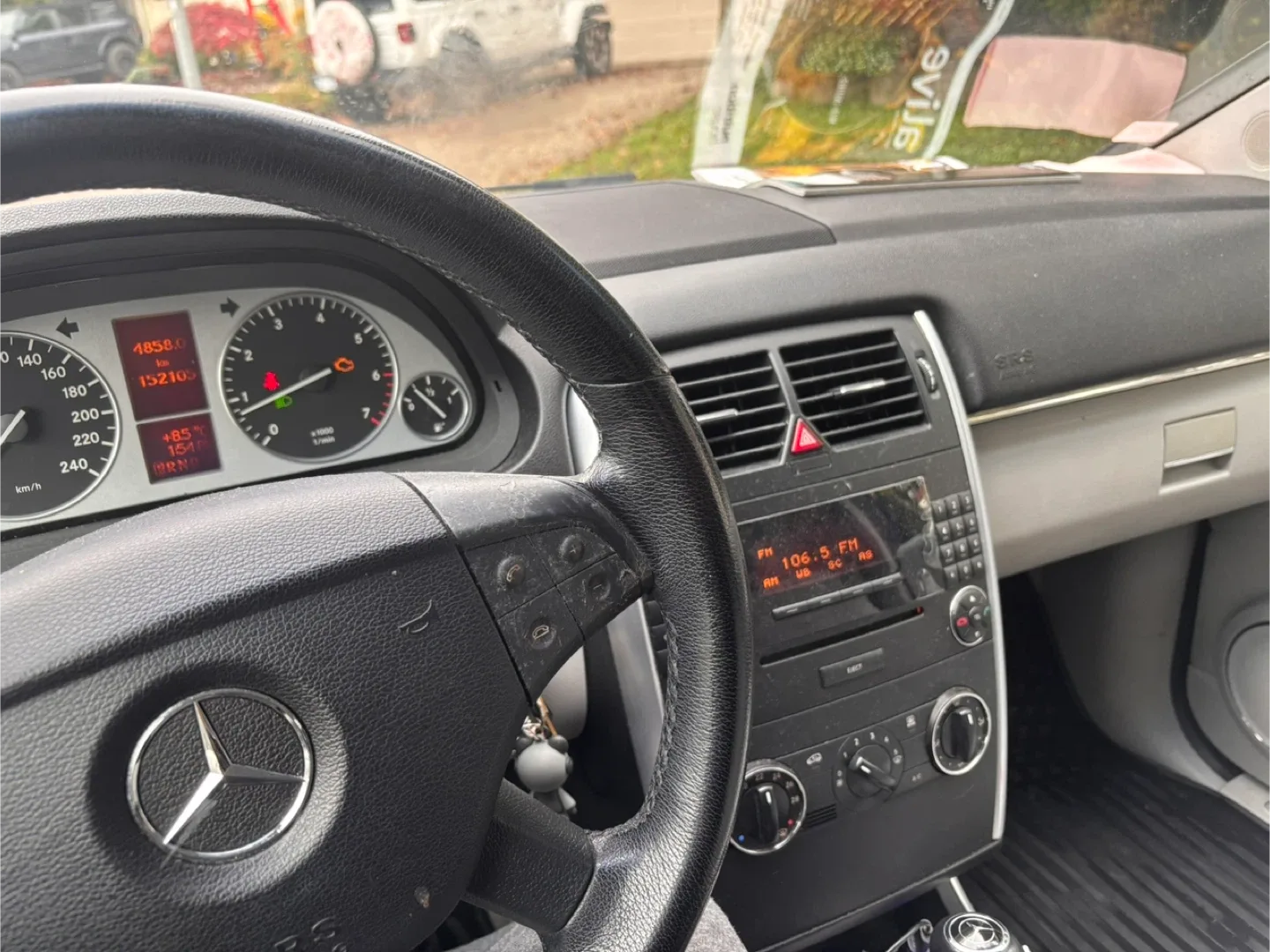 Mercedes-Benz B200 - Blue image indicator(9)