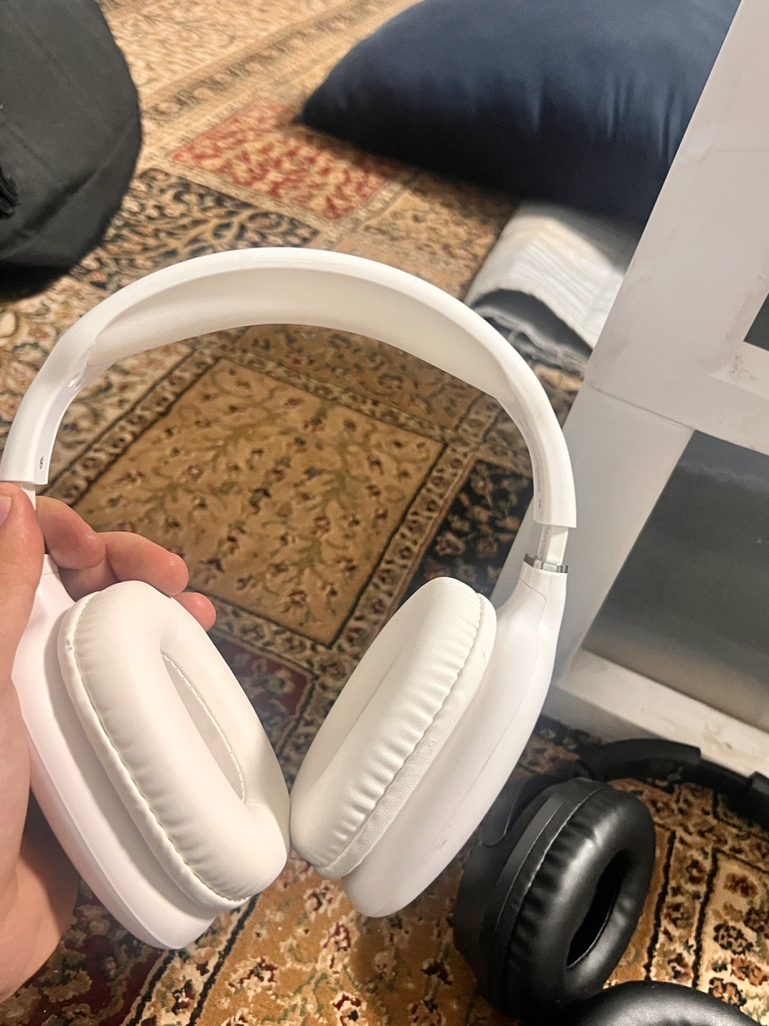 White Wireless Headphones - photo 2