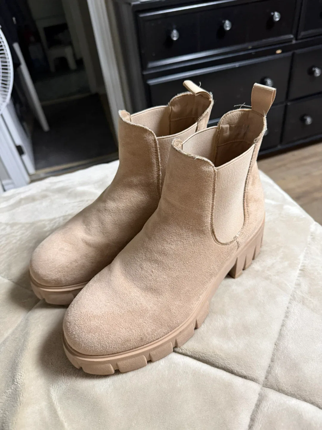 Cushionaire Beige Boots, Size 9