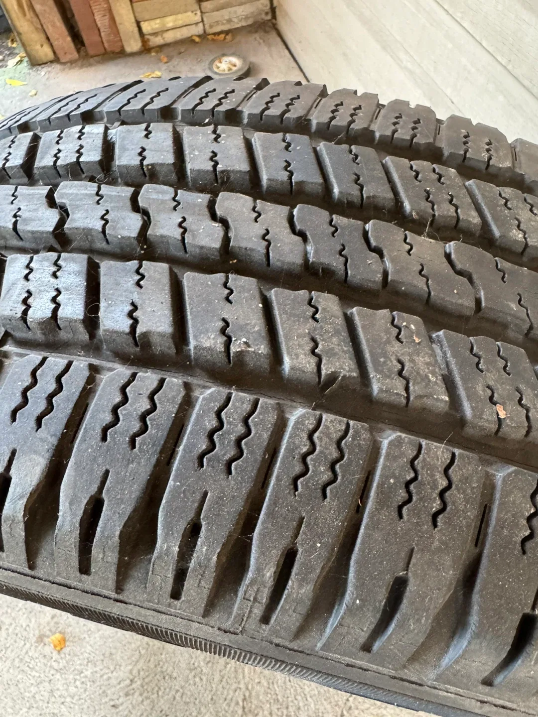 Goodyear Wrangler P275/60R20 Tire image indicator(2)