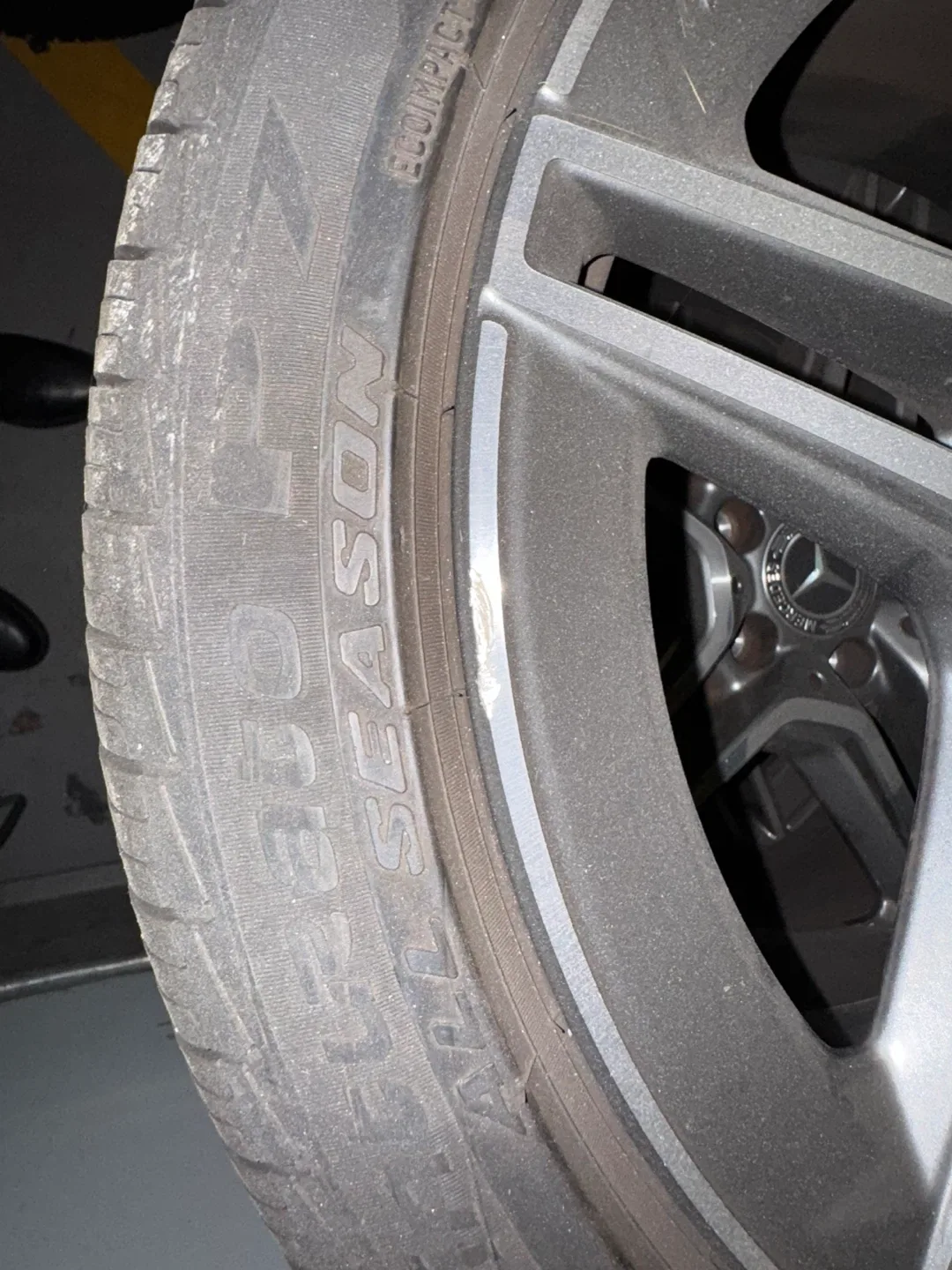 Pirelli All Season Tires 245/40 R18 image indicator(2)