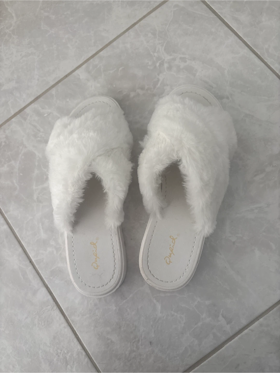 Qupid White Fuzzy Slippers - Size 7