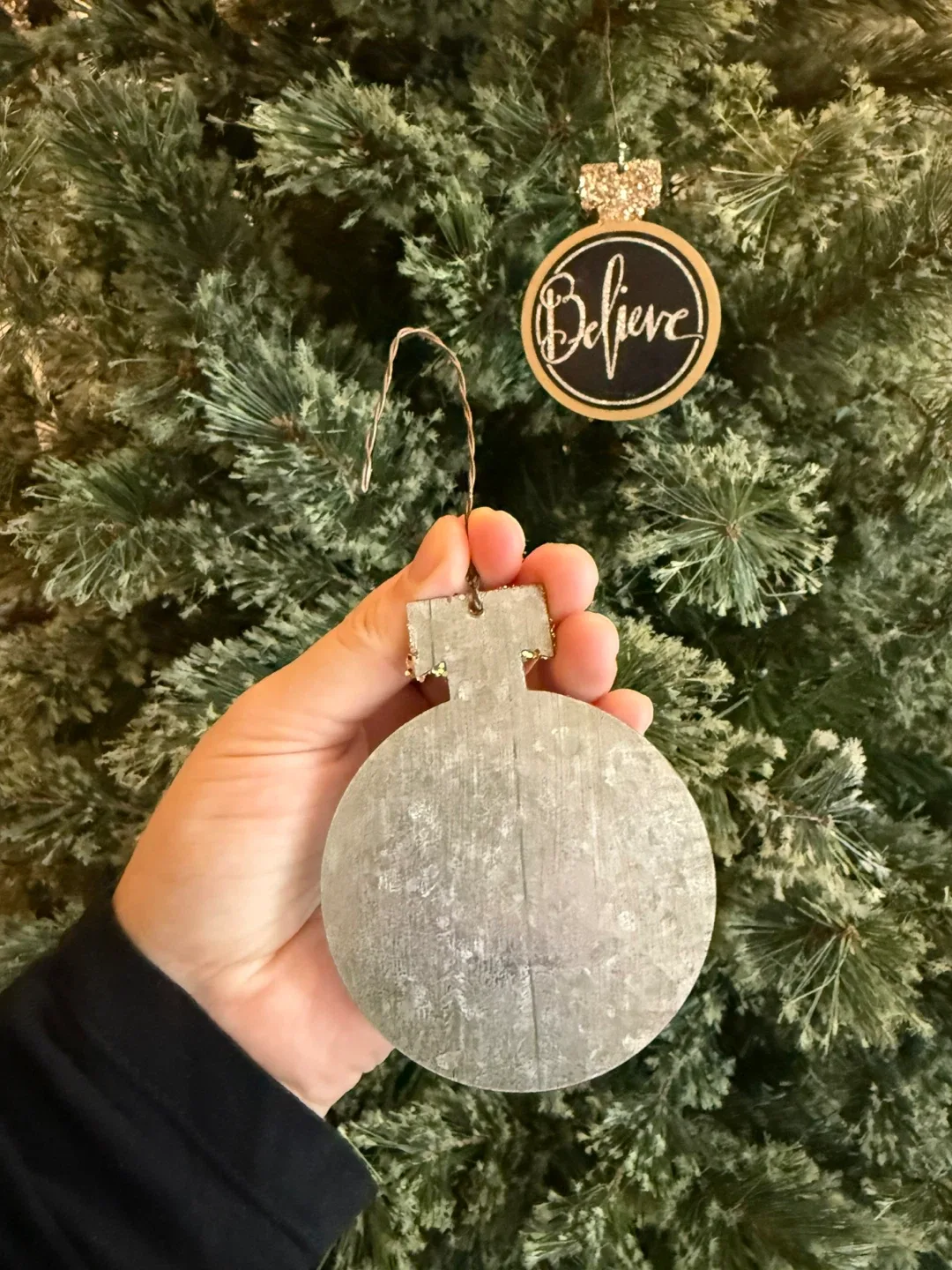 Sparkly Set of 2 Metal Ornaments image indicator(5)