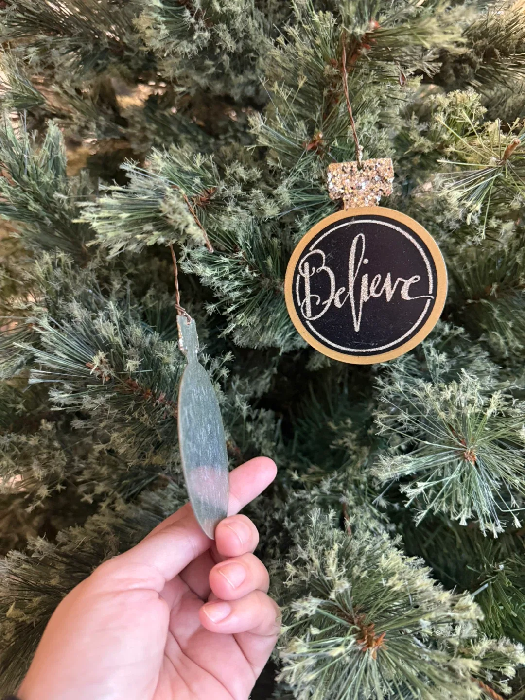 Sparkly Set of 2 Metal Ornaments image indicator(4)