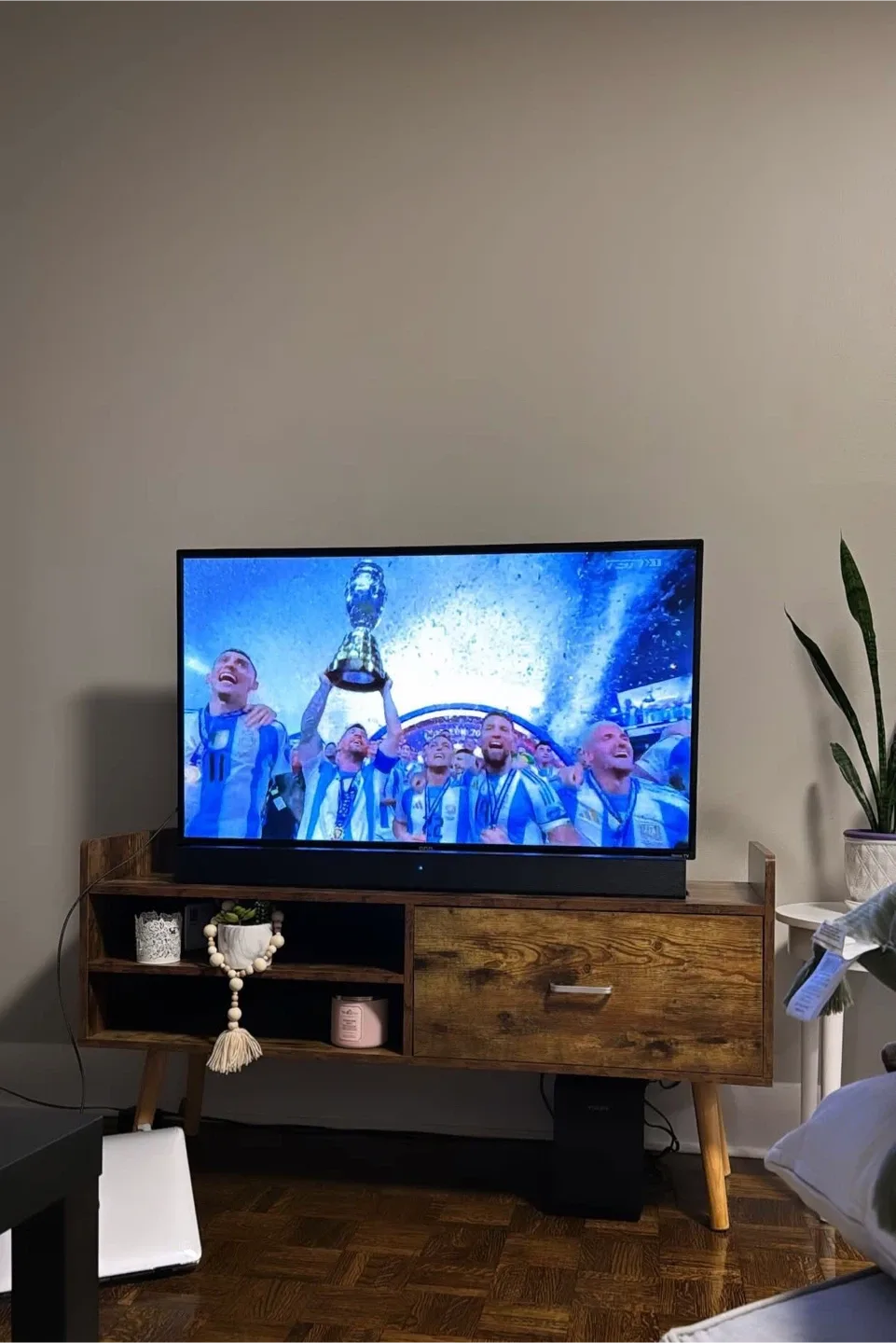 onn. Roku TV 4K UHD HDR10 image indicator(2)