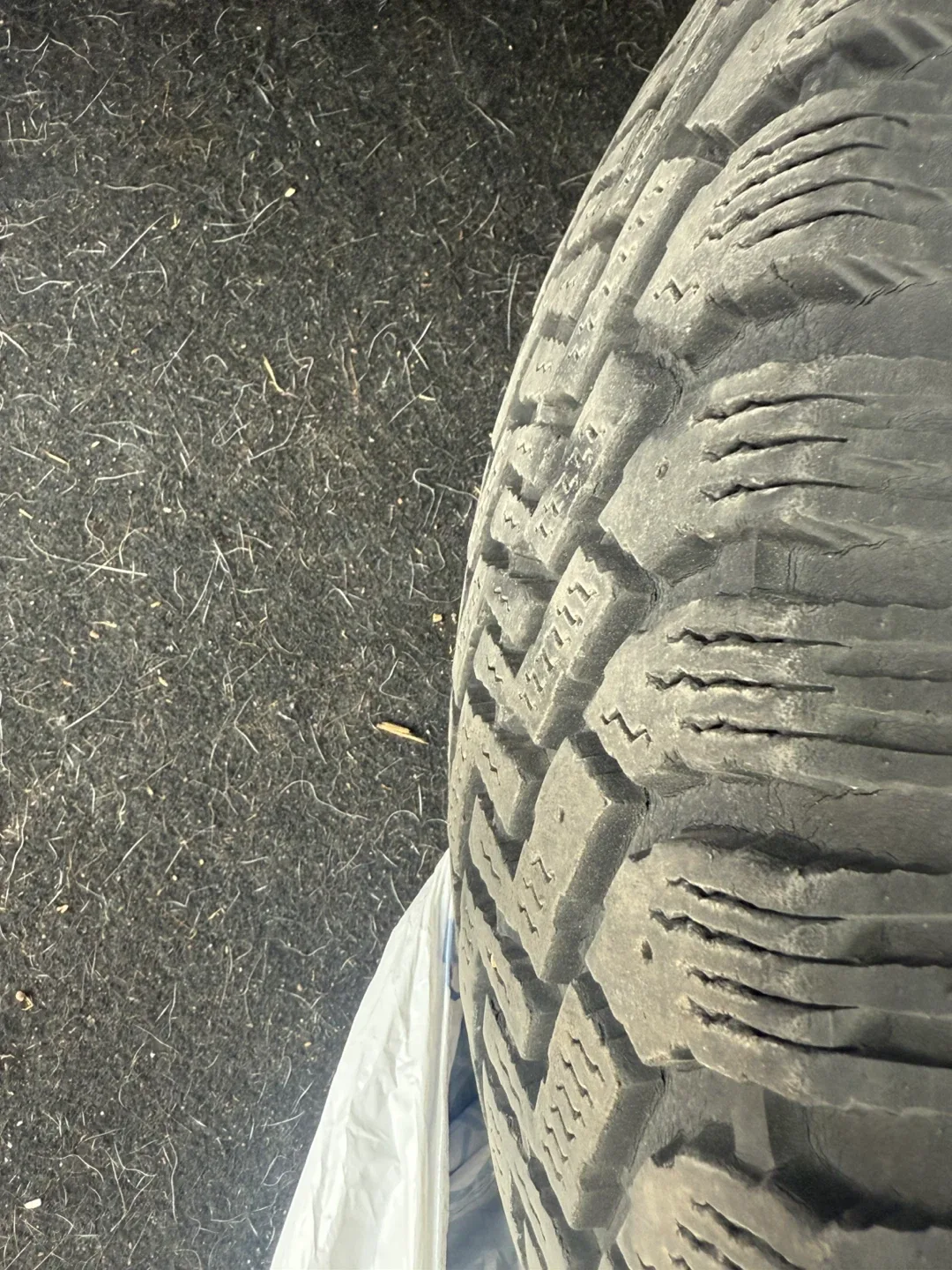 Winter Tires - 235/60R16 image indicator(2)