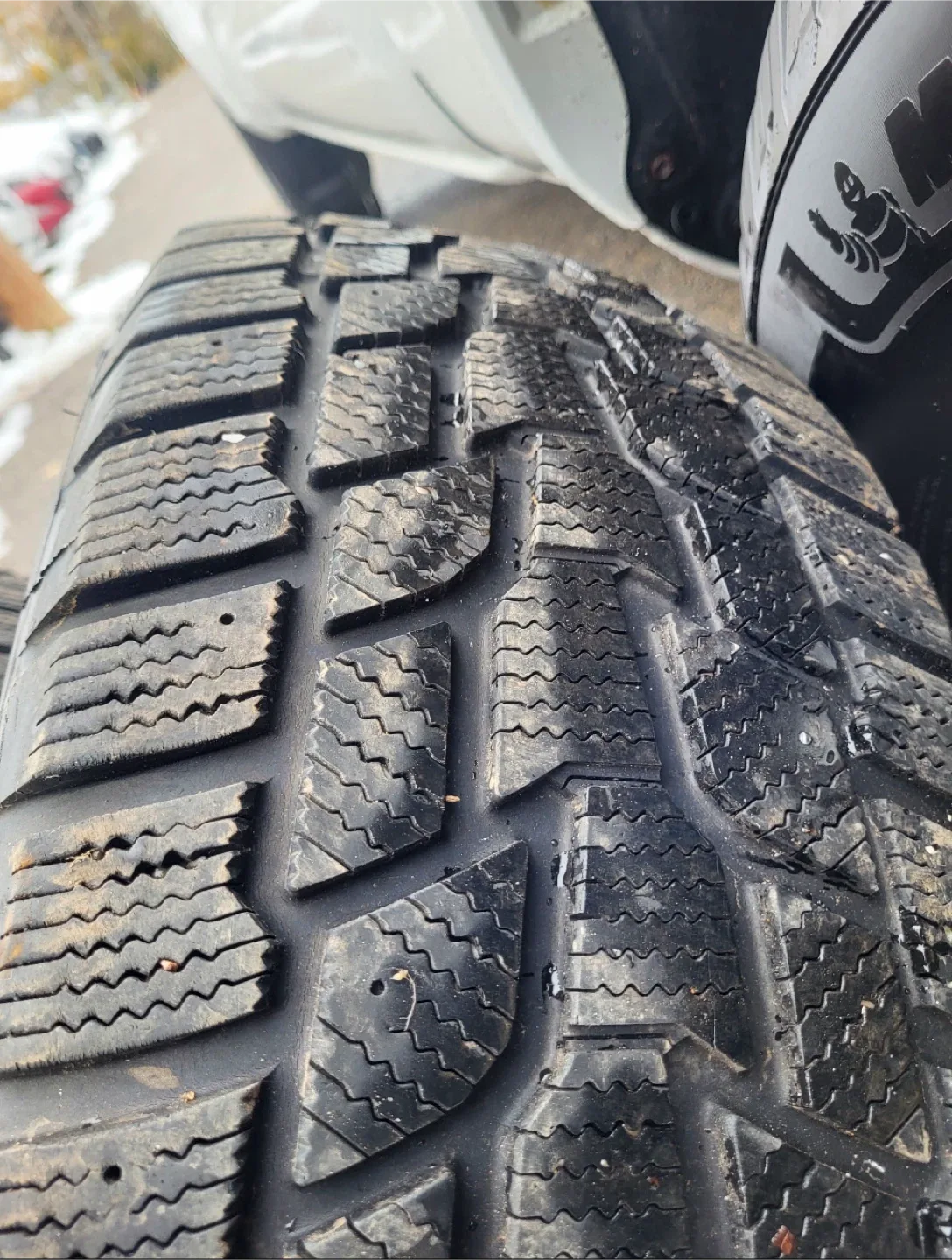 235 65 17 (2) Cooper Evolution Winter Tires 235/65R17 image indicator(6)