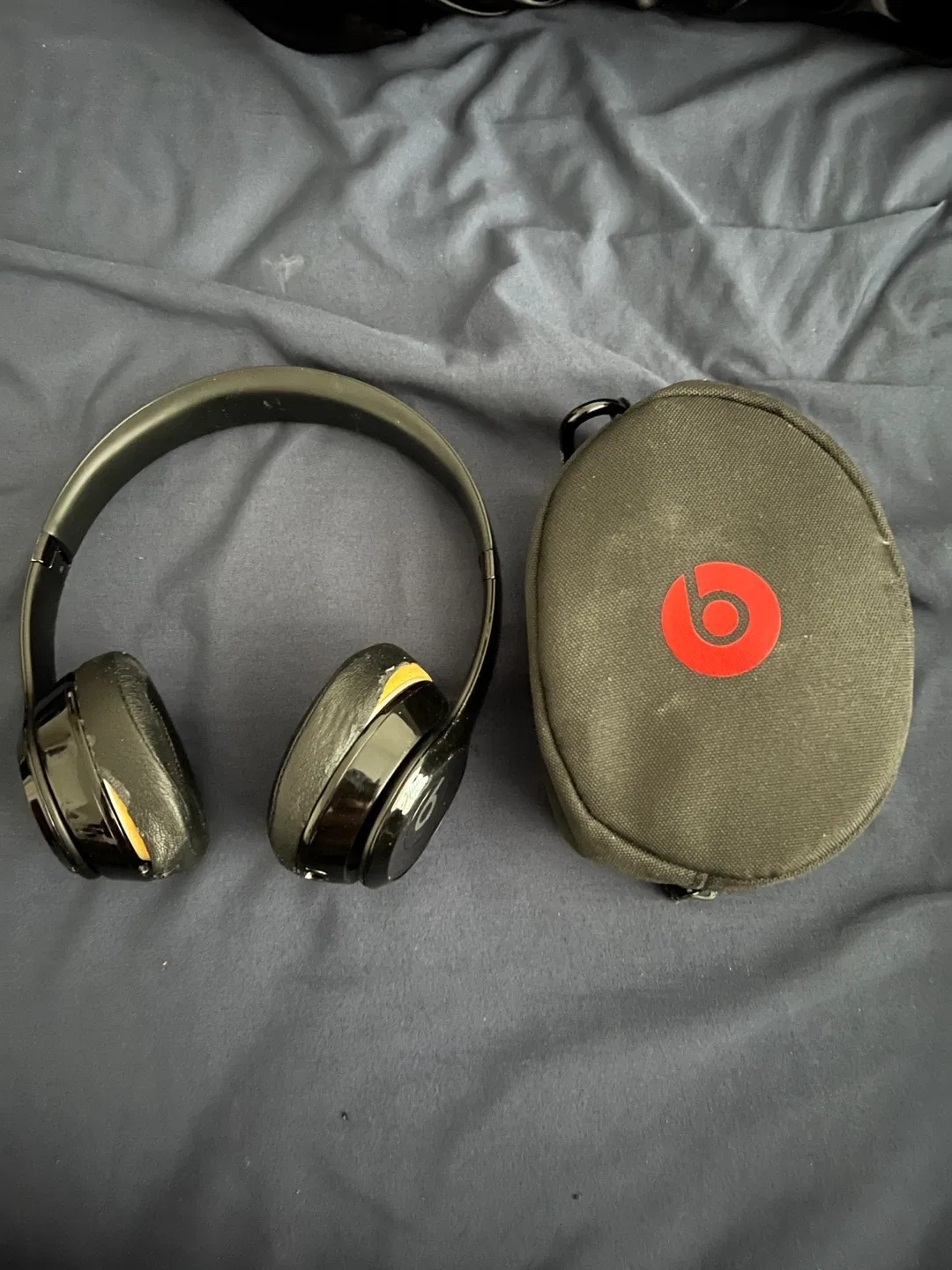 Beats Solo Black wireless Headphones with Case image indicator(2)