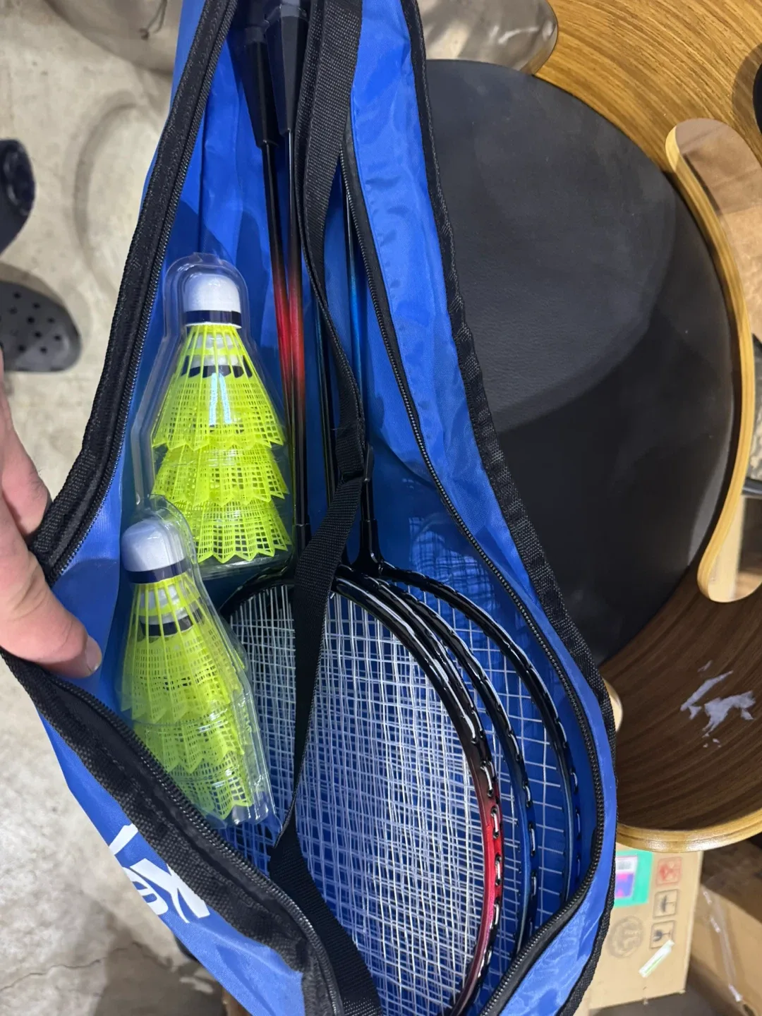 Keehoo 2-4 Player Badminton Set - Like New! image indicator(4)