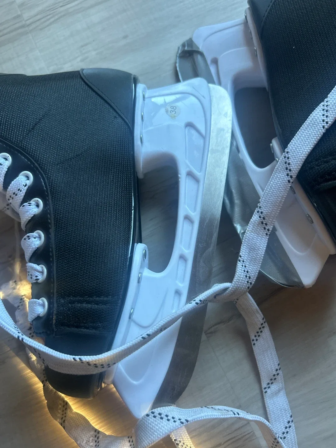 Oroks 100 Ice Skates - Size 6 (US) image indicator(2)