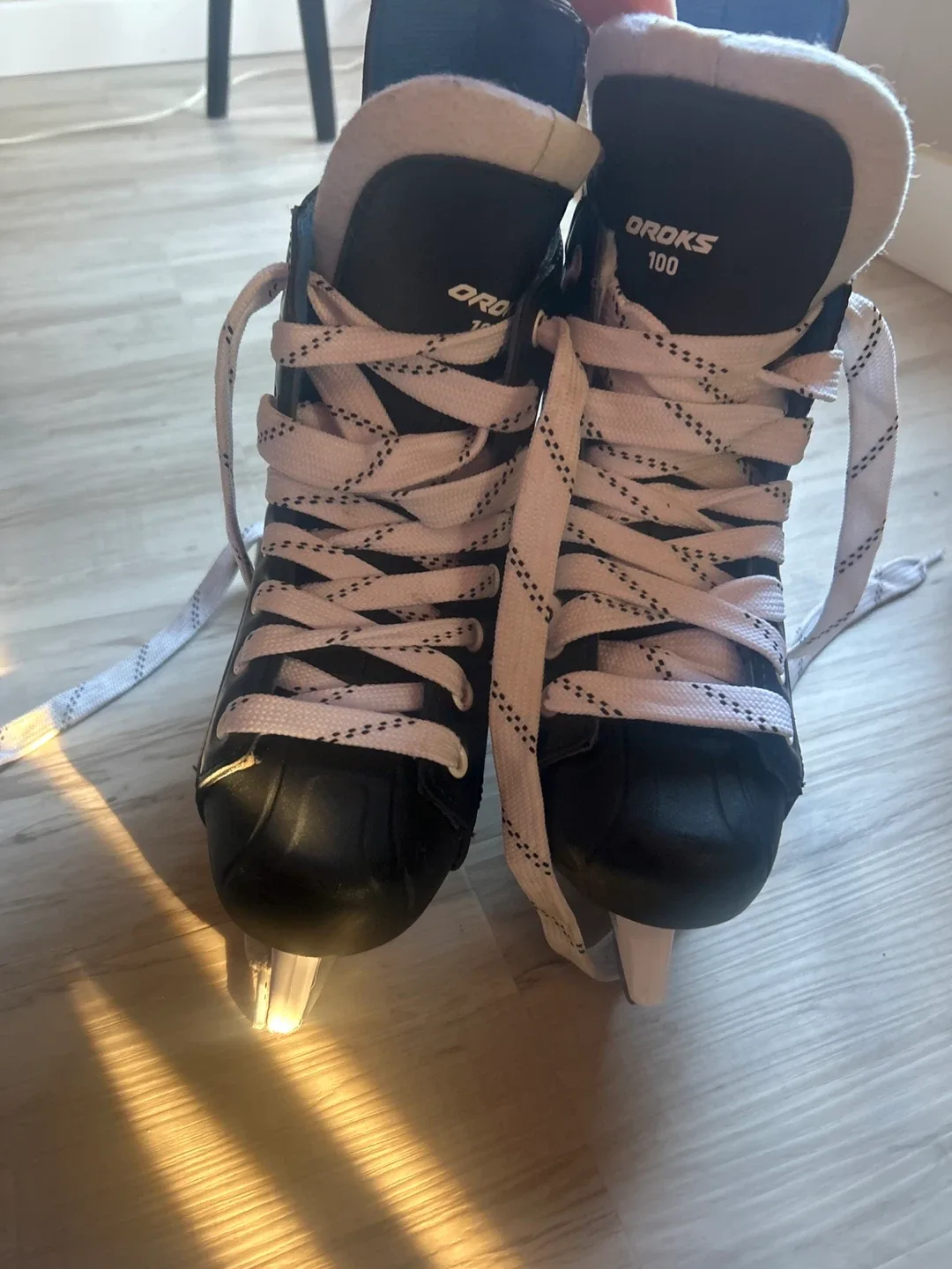 Oroks 100 Ice Skates - Size 6 (US) image indicator(5)