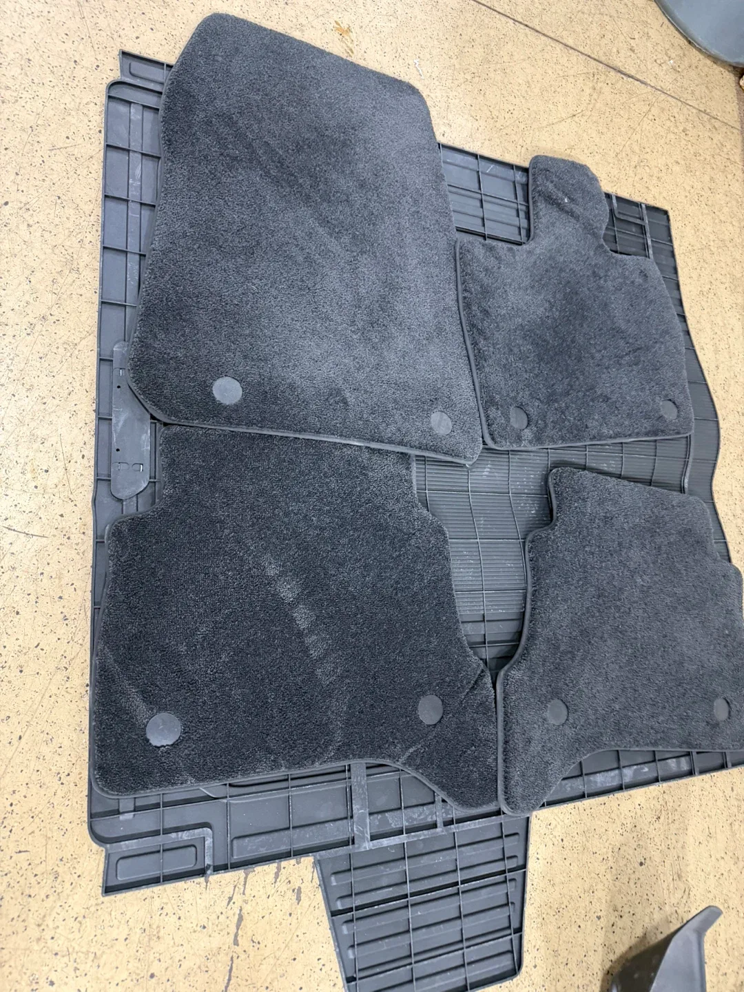 Black Car Floor Mats - Full Set image indicator(2)