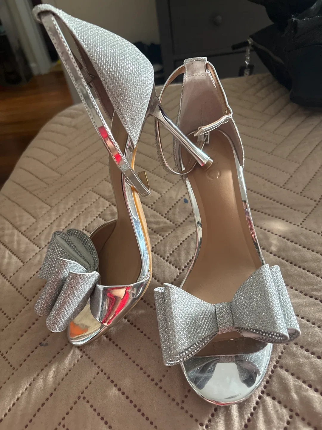 Silver Glitter Bow Heels - Size 8 1/2 image indicator(2)