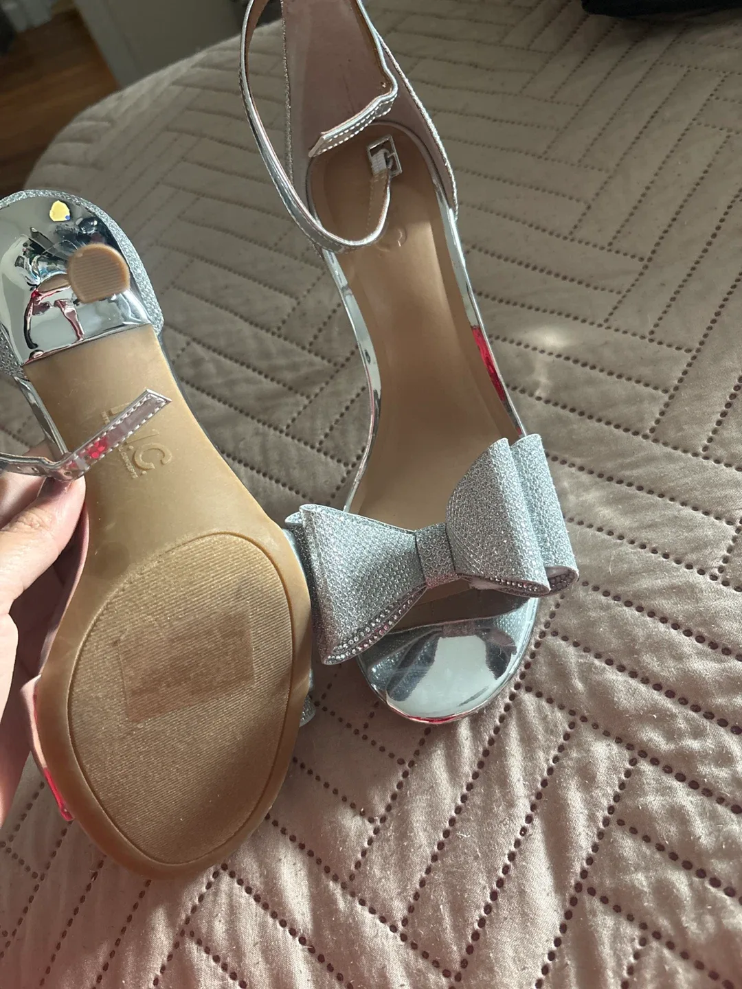 Silver Glitter Bow Heels - Size 8 1/2 image indicator(3)