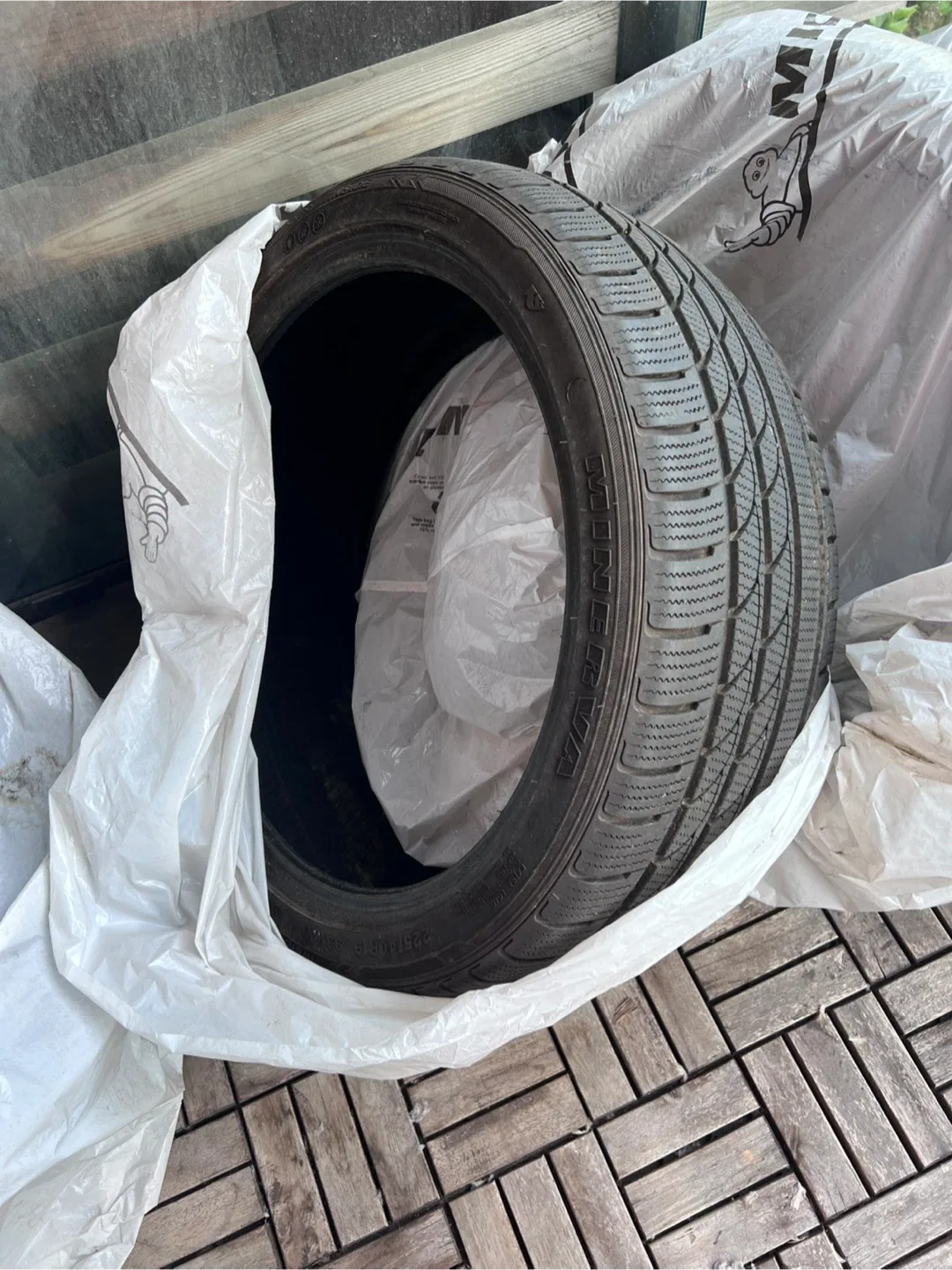 Minerva 5 225/40R19 Winter Tires