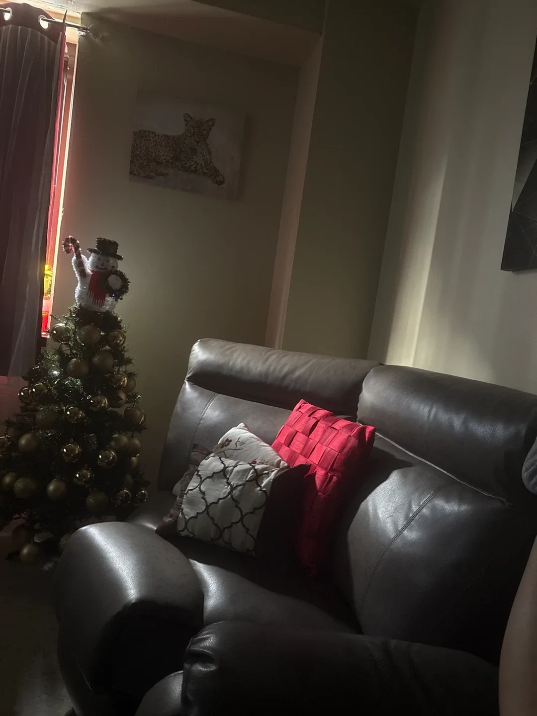 Recliners 2 and a single sofa image indicator(2)