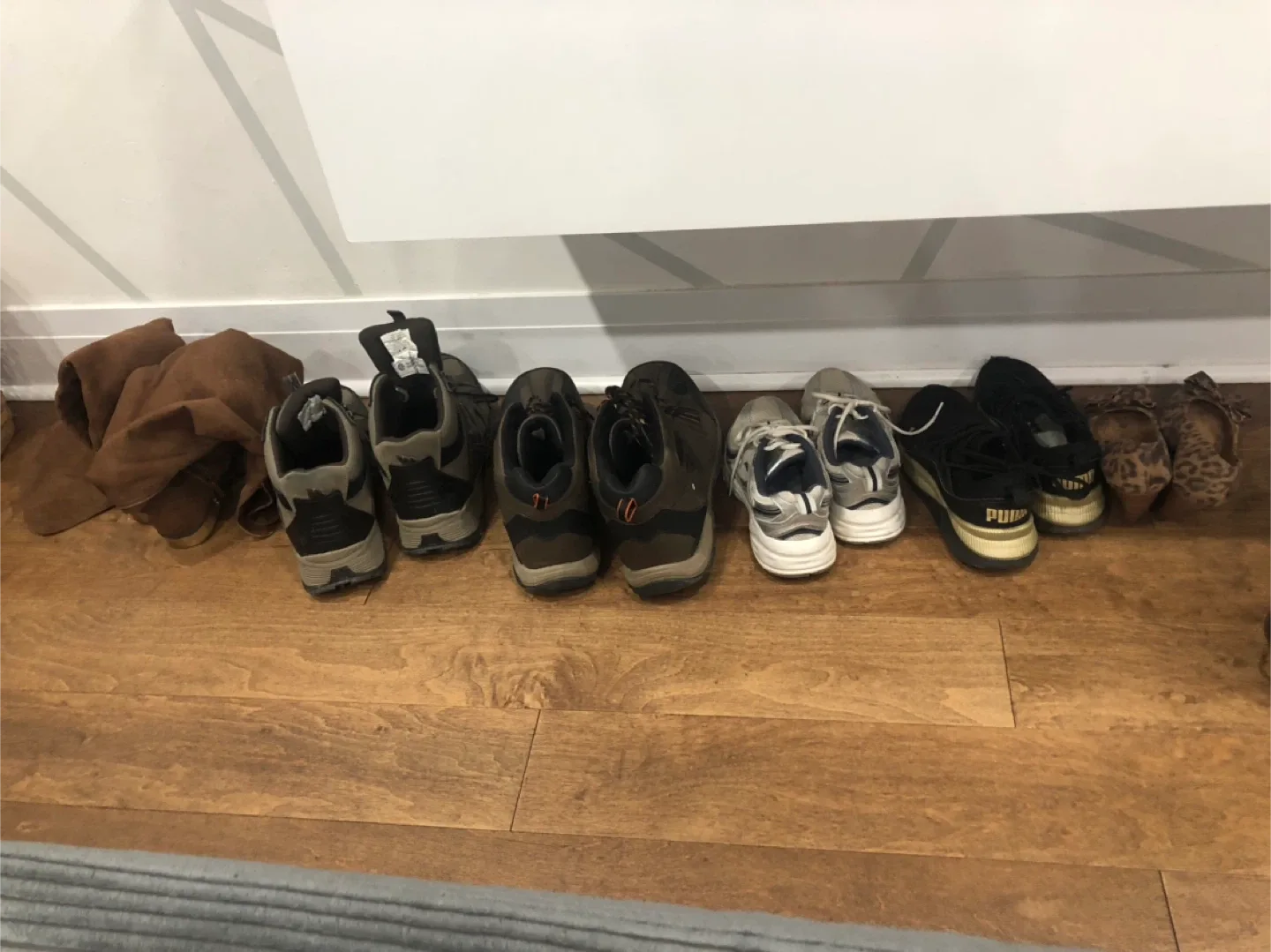 Mixed Clothes & Shoes (Women and Men) image indicator(5)