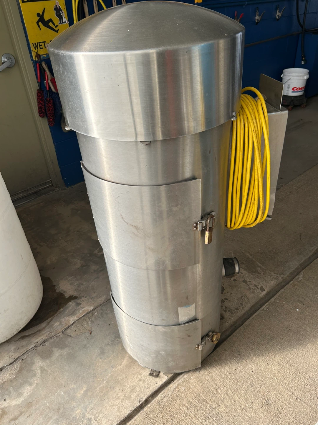 Comercial Vacums ,very strong I have 3 , $200.00 each. - photo 2