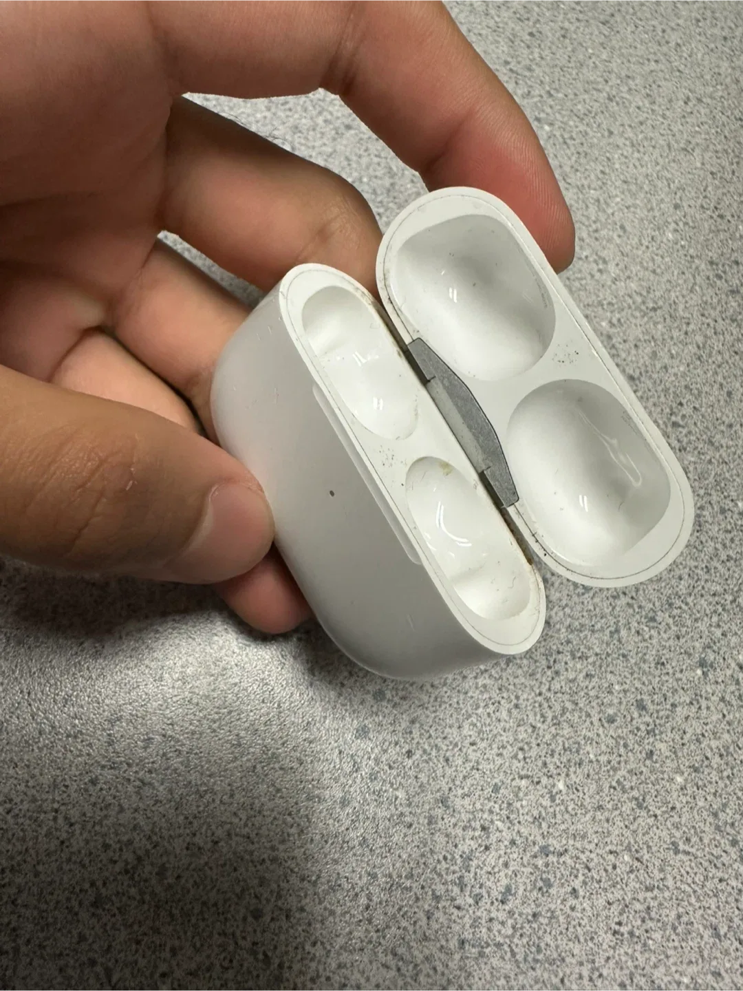 Apple AirPods Pro 2 Charging Case image indicator(3)