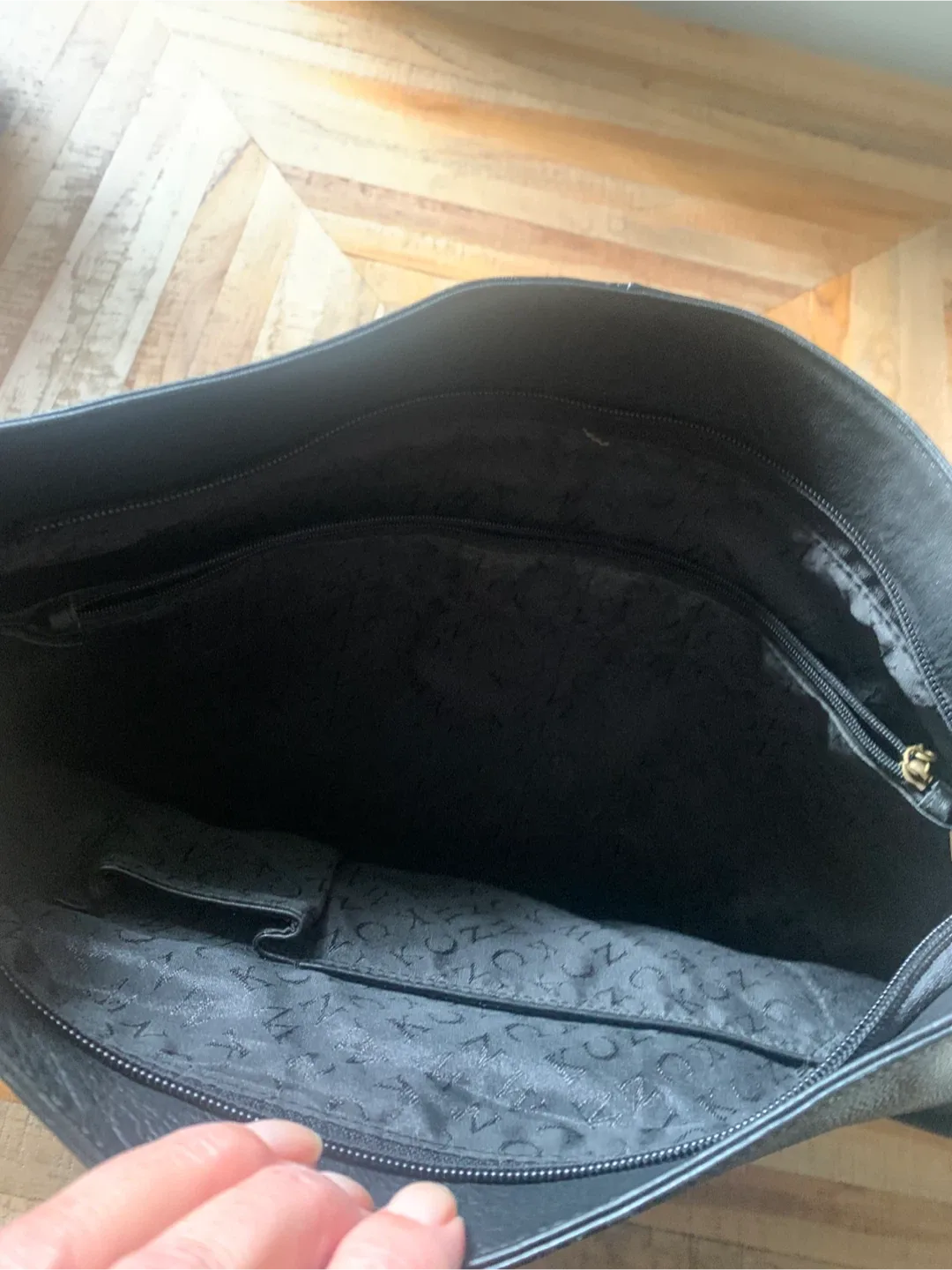 CNKW Black Leather Shoulder Bag image indicator(3)