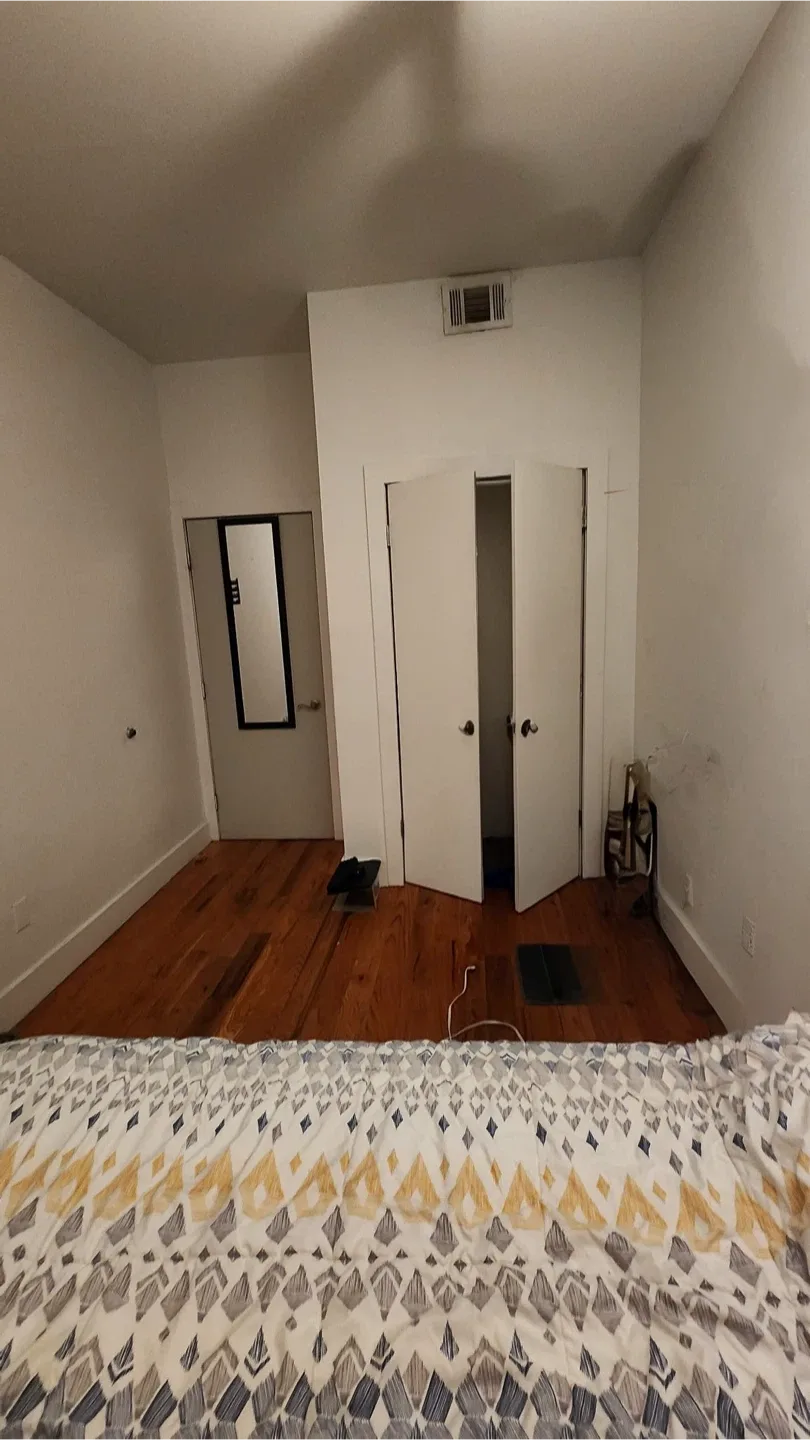 Bedroom for rent in 3 bedroom apartment image indicator(2)