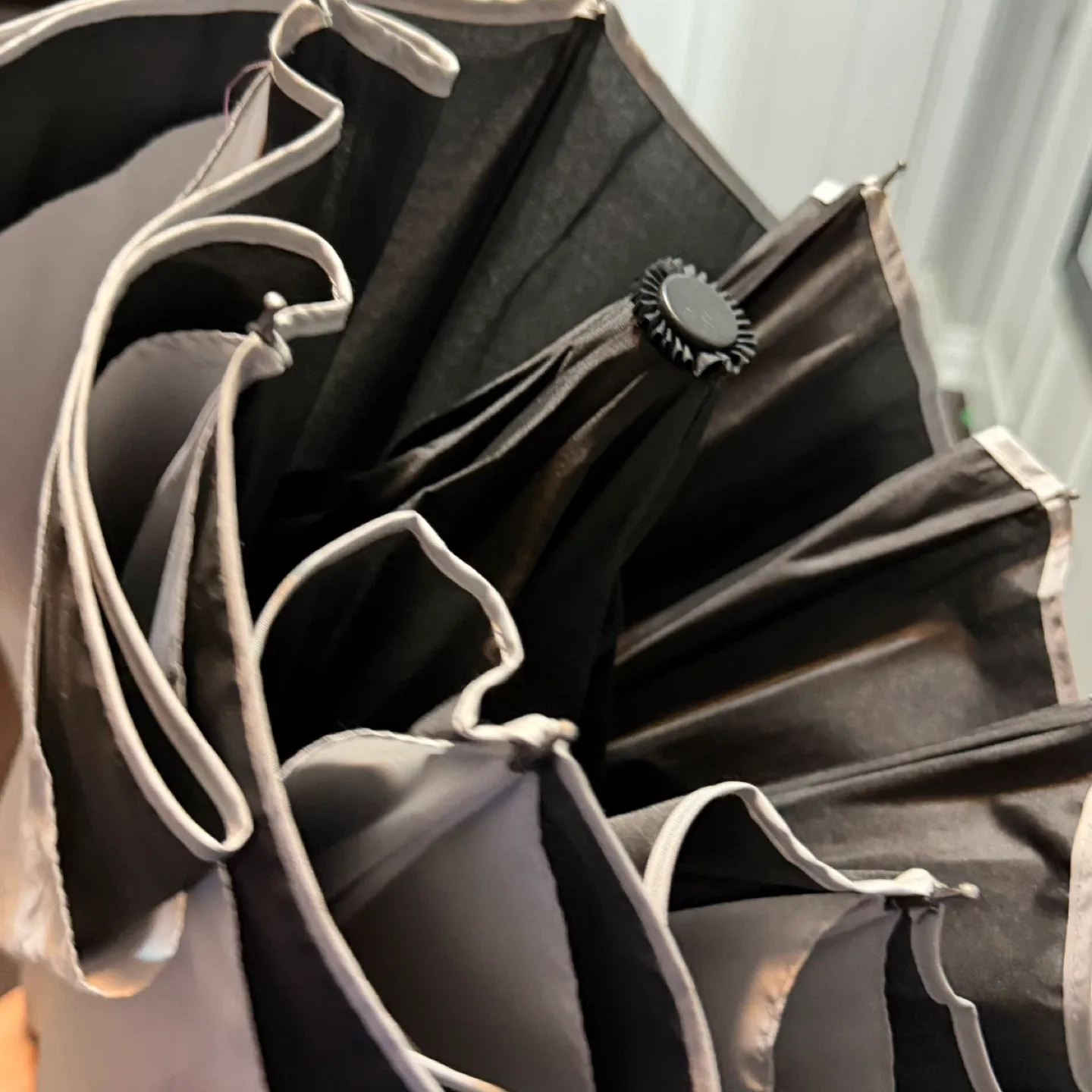 Inverted Umbrella - Hands Free, Grey & Black image indicator(2)