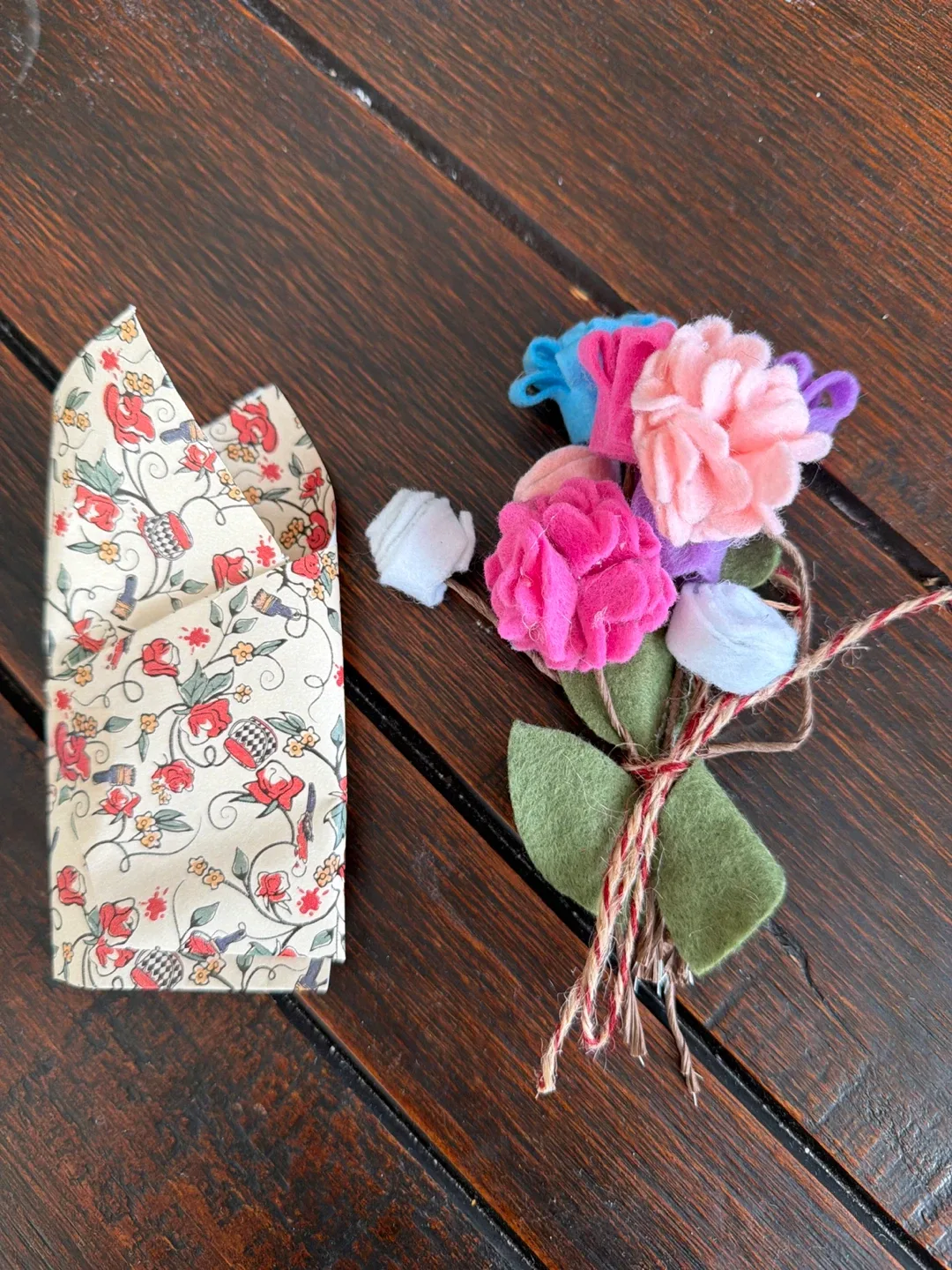 Free Handmade Felt Flower Bouquet image indicator(2)