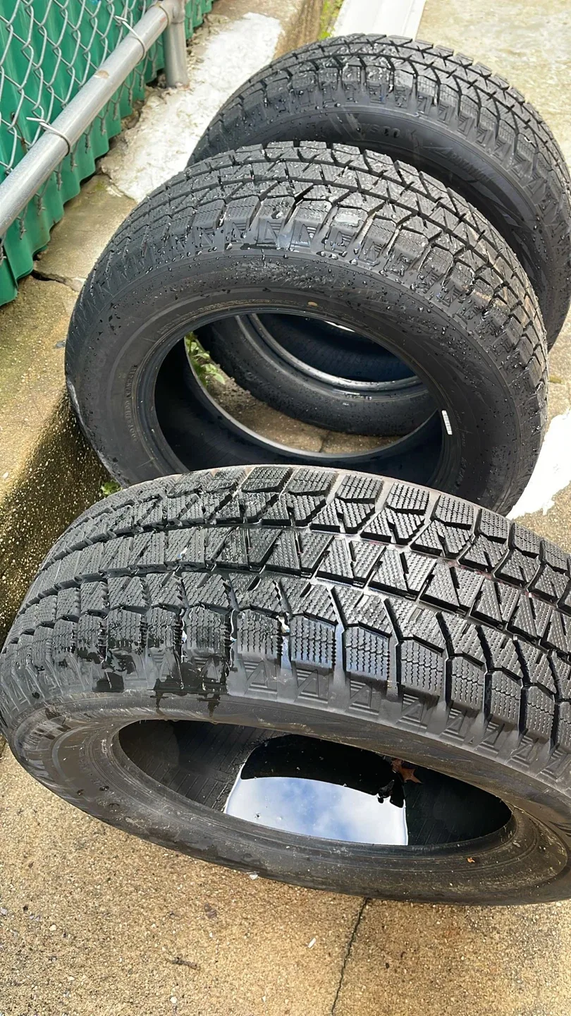 Bridgestone Blizzak WS80 235/60R17 Winter Tires image indicator(3)