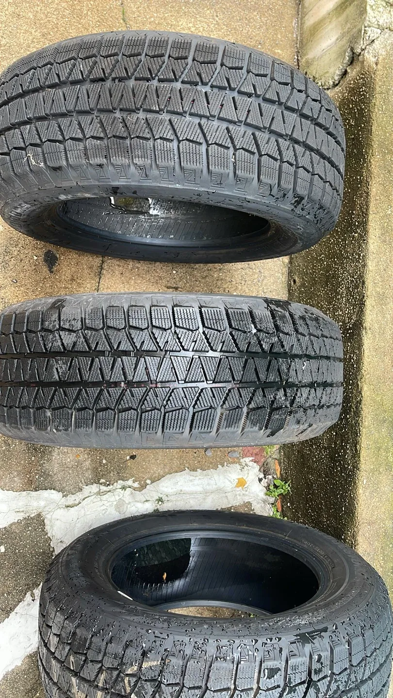 Bridgestone Blizzak WS80 235/60R17 Winter Tires image indicator(2)