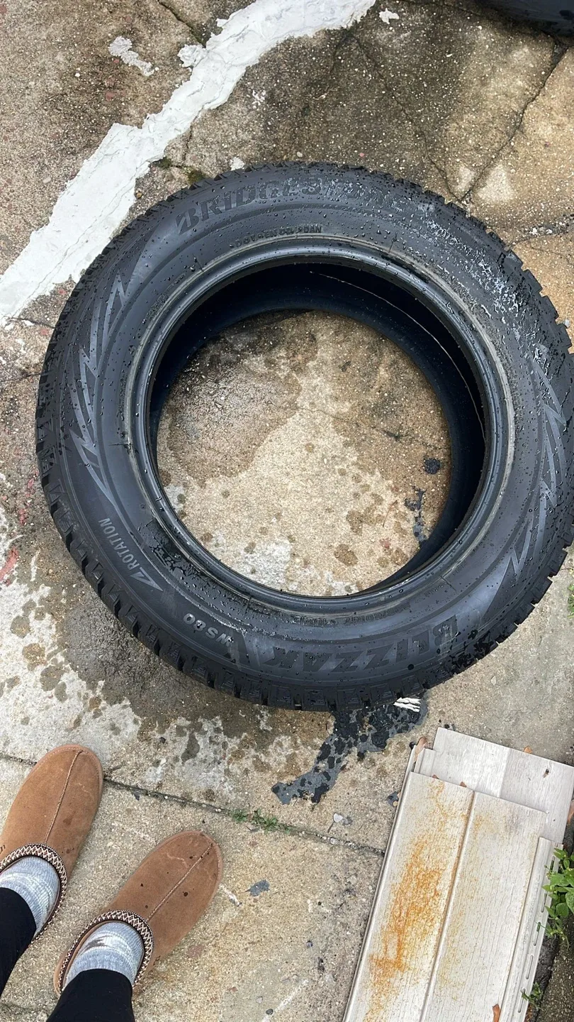 Bridgestone Blizzak WS80 235/60R17 Winter Tires image indicator(4)