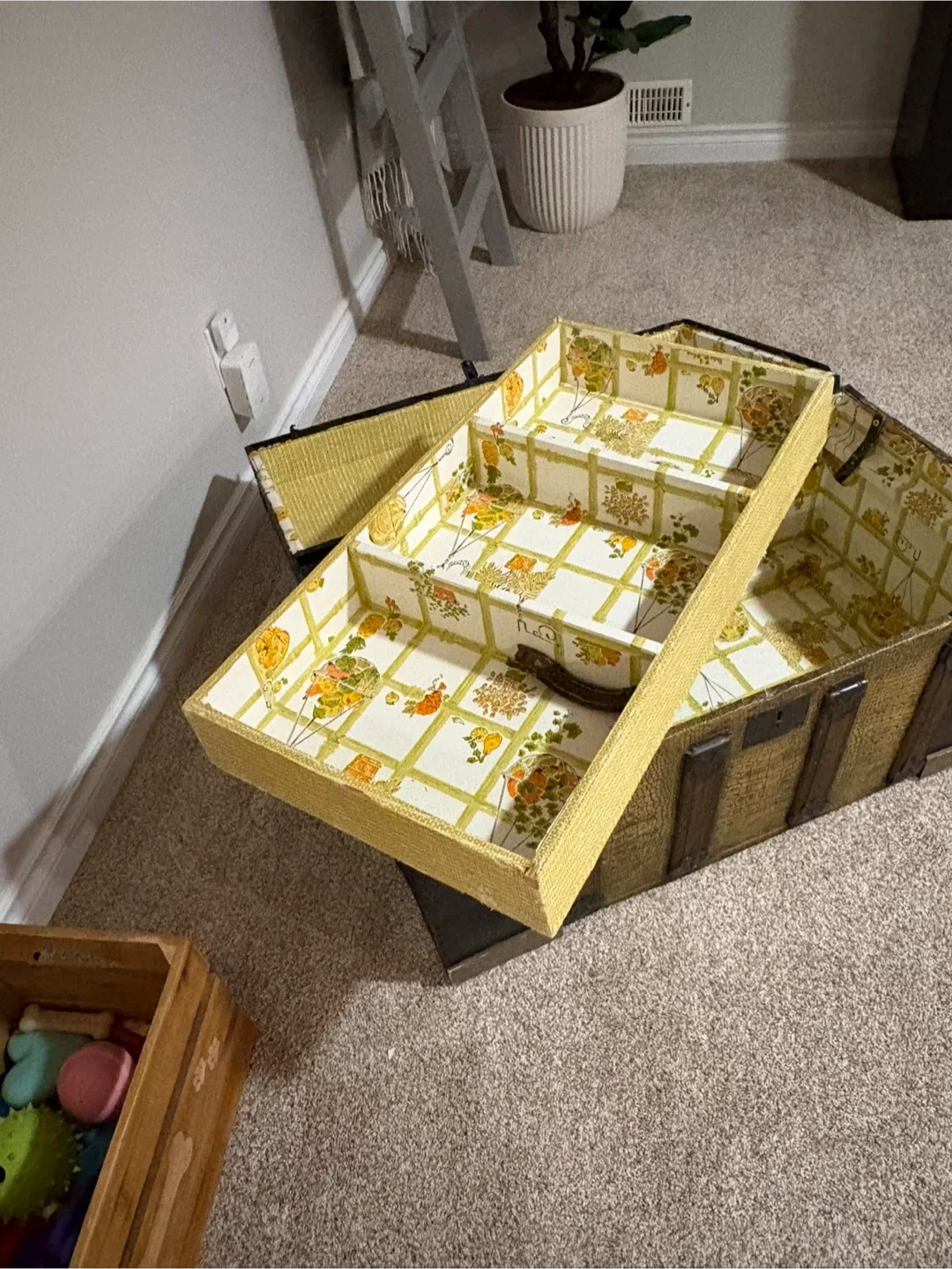 Vintage Steamer Trunk image indicator(5)