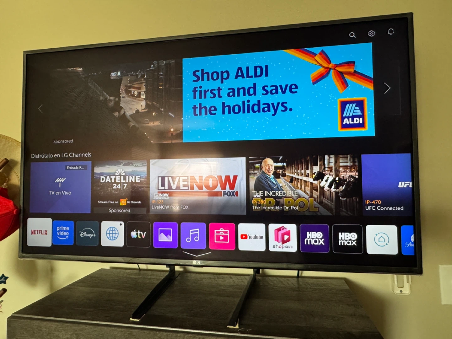 LG 49" TV w/ Mountup Tilting TV Wall Mount