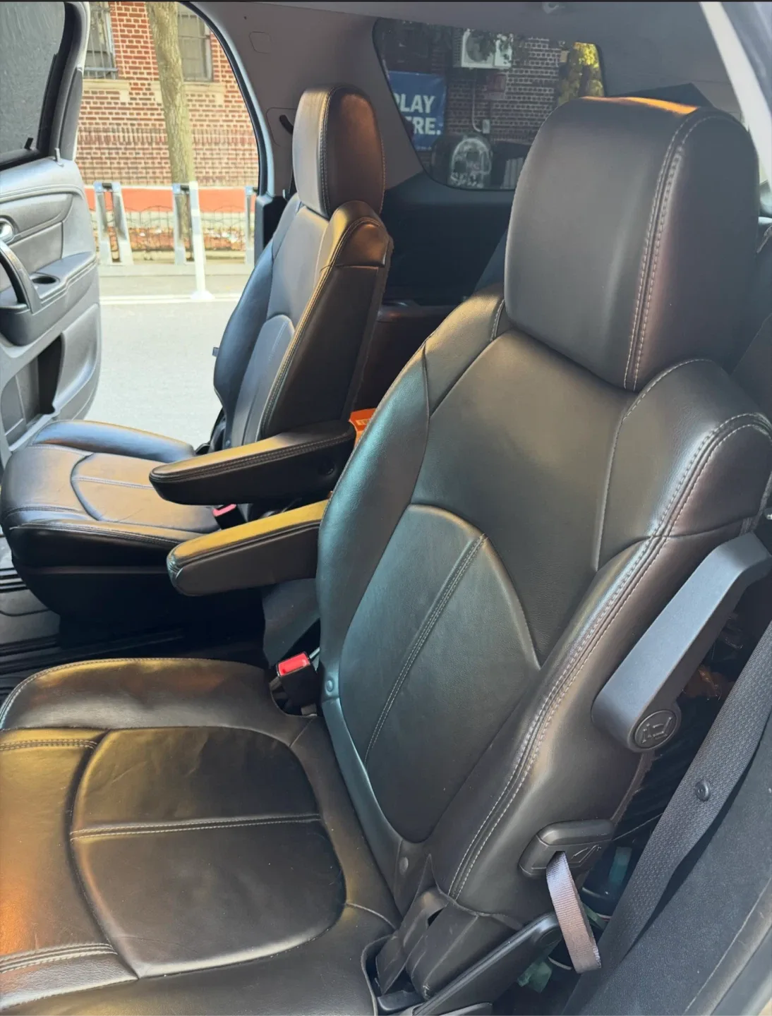 GMC Acadia SUV image indicator(3)