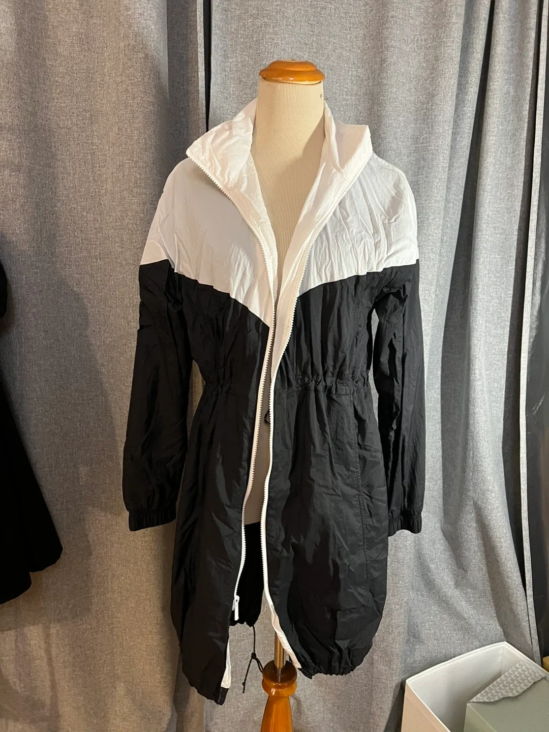 Nike Black & White Windbreaker Jacket - Size XS