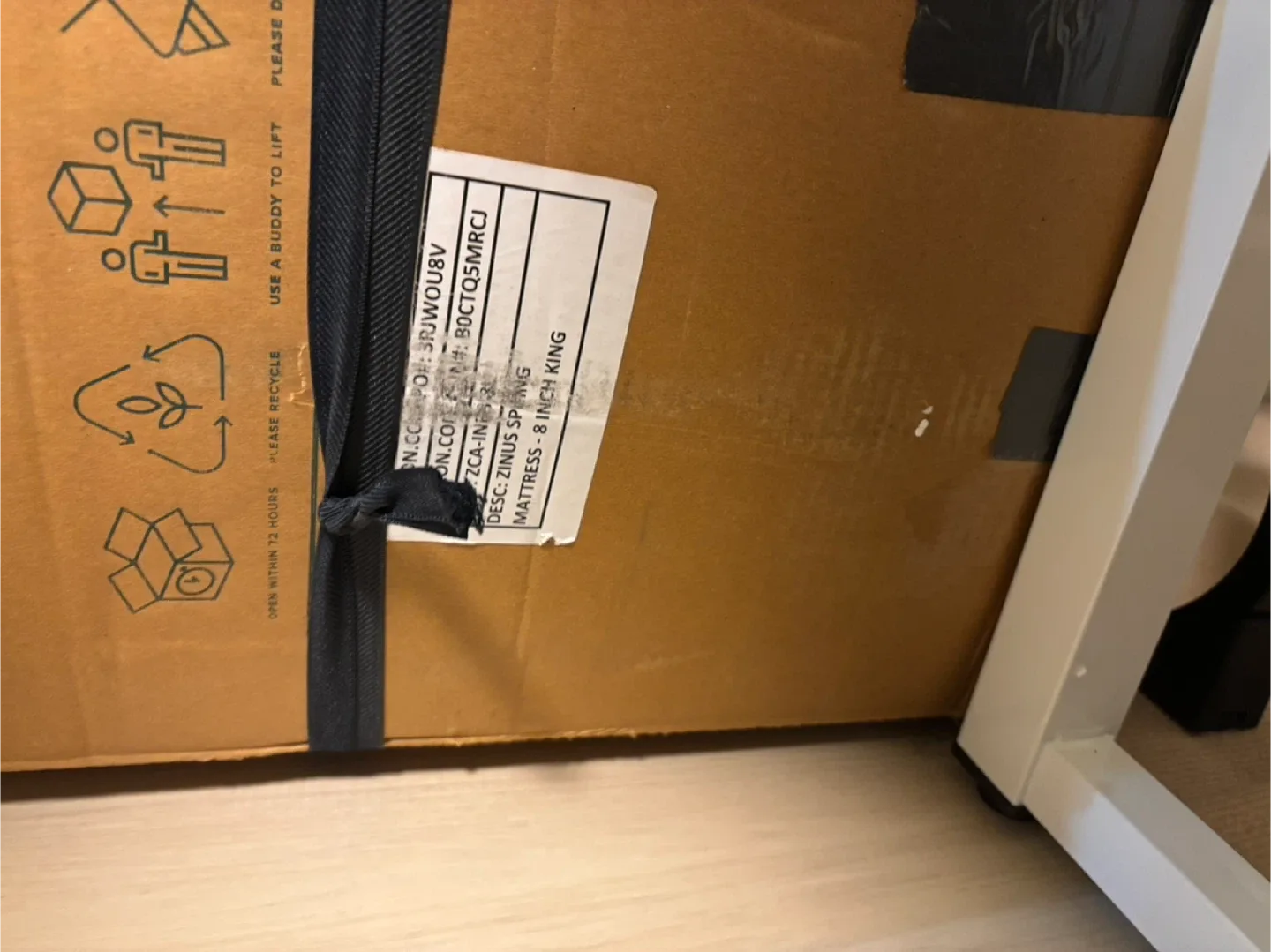 Zinus 8-Inch King Mattress - Like New! image indicator(5)