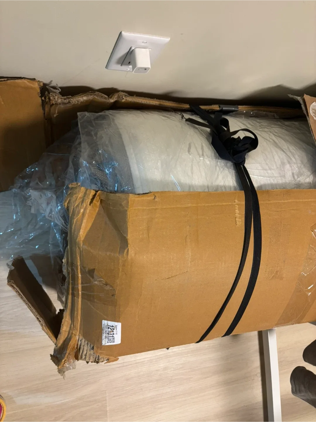 Zinus 8-Inch King Mattress - Like New! image indicator(3)