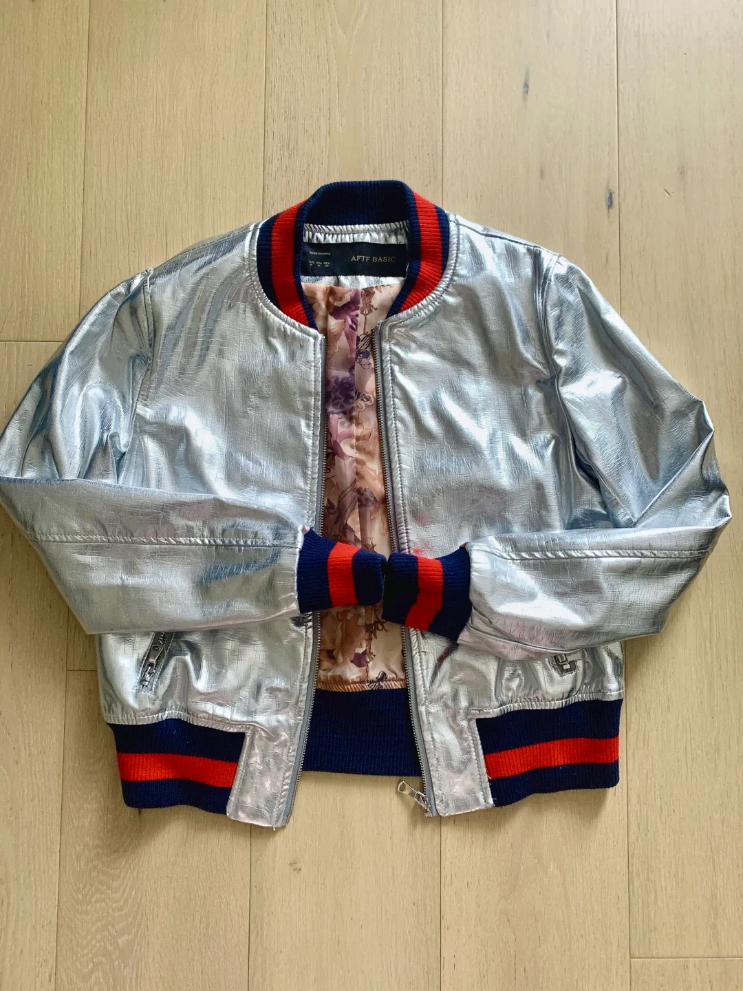 New Silver Bomber Jacket - Size M image indicator(6)