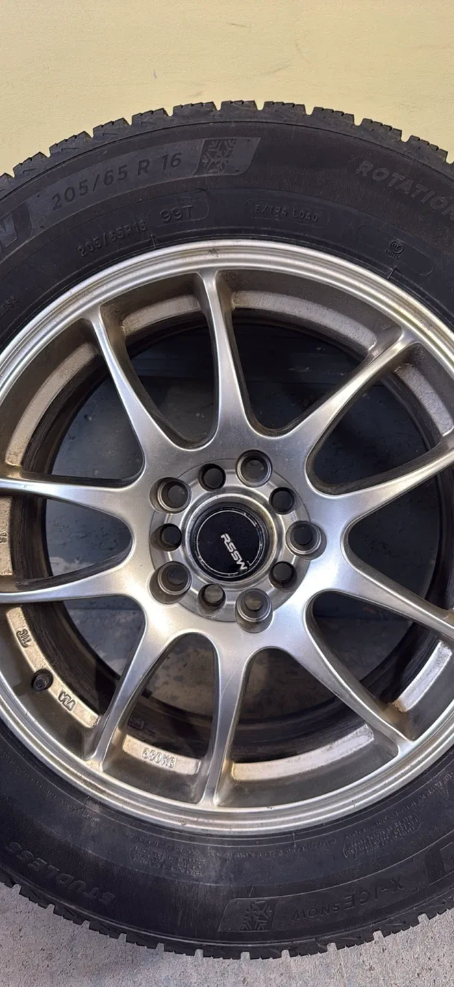 Subaru Crosstrek Michelin X-Ice Snow Tires 205/65R16 image indicator(2)