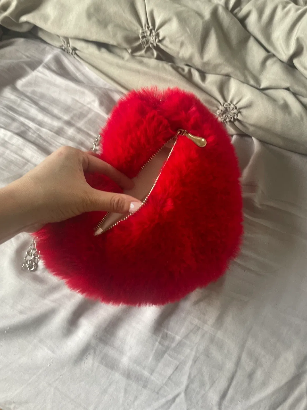 Red Heart-Shaped Fuzzy Purse image indicator(3)