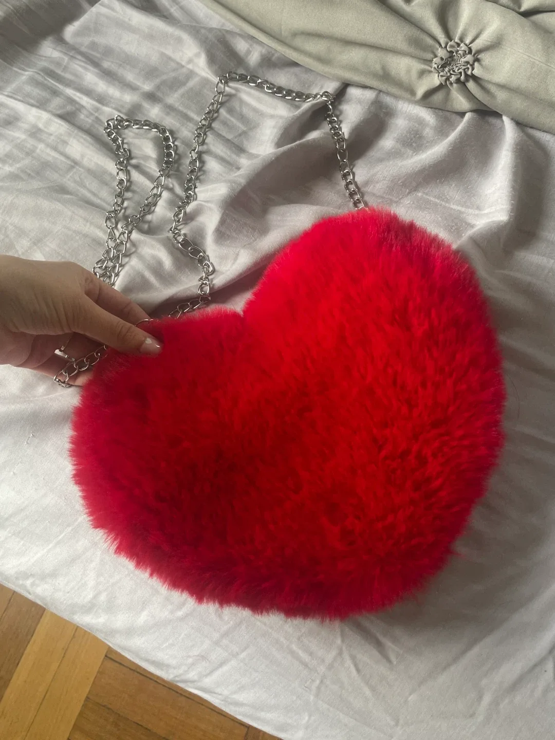 Red Heart-Shaped Fuzzy Purse image indicator(2)