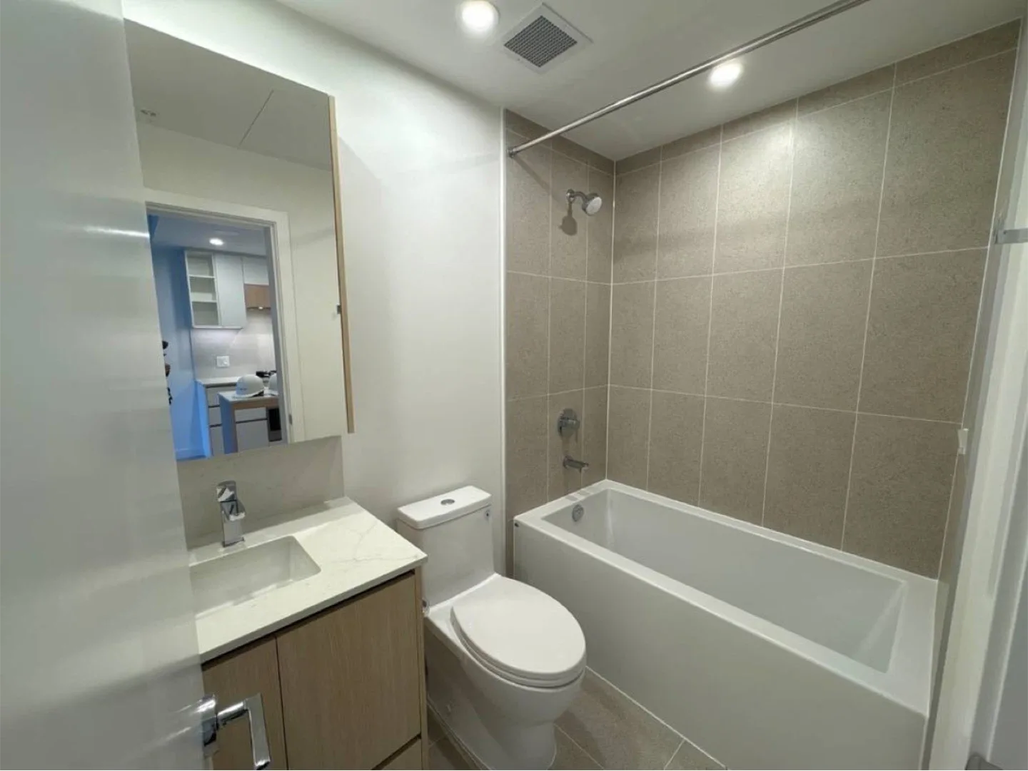 For Rent - 1 bed, 1 bath condo across king george skytrain image indicator(7)