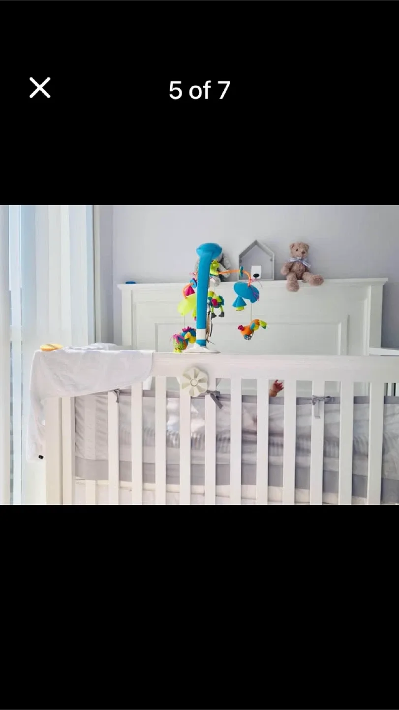 Convertible White Crib image indicator(3)